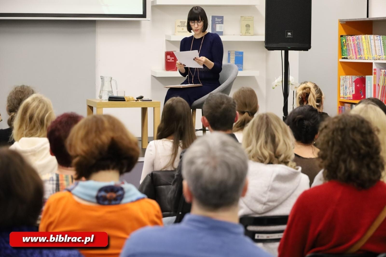 Zdjęcie w galerii na portalu naszraciborz.pl: W drodze z Abrahamem - spotkanie z Katarzyną Rybińską w bibliotece wiadomości z regionu