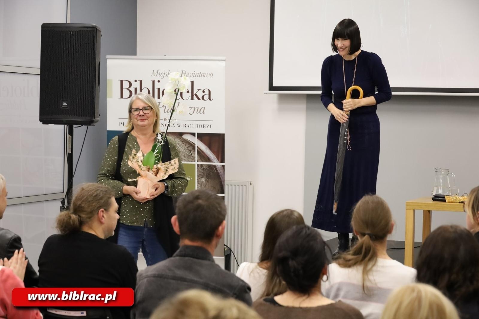 Zdjęcie w galerii na portalu naszraciborz.pl: W drodze z Abrahamem - spotkanie z Katarzyną Rybińską w bibliotece wiadomości z regionu