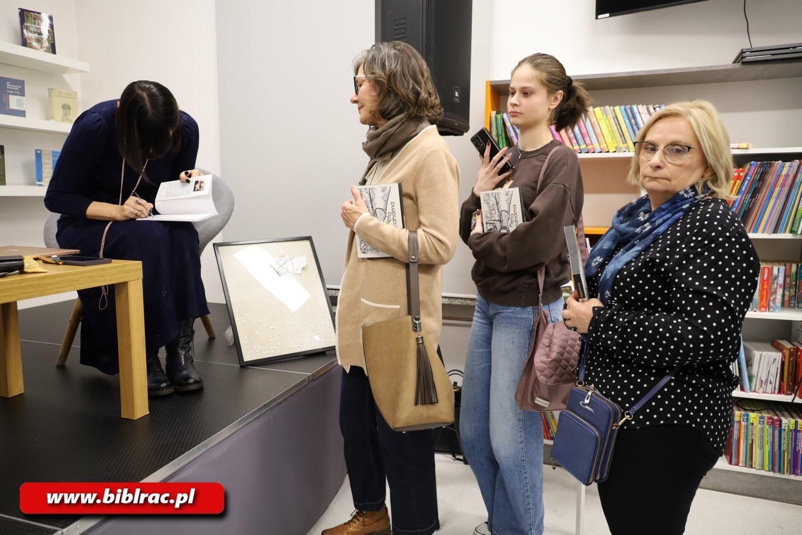Zdjęcie w galerii na portalu naszraciborz.pl: W drodze z Abrahamem - spotkanie z Katarzyną Rybińską w bibliotece wiadomości z regionu