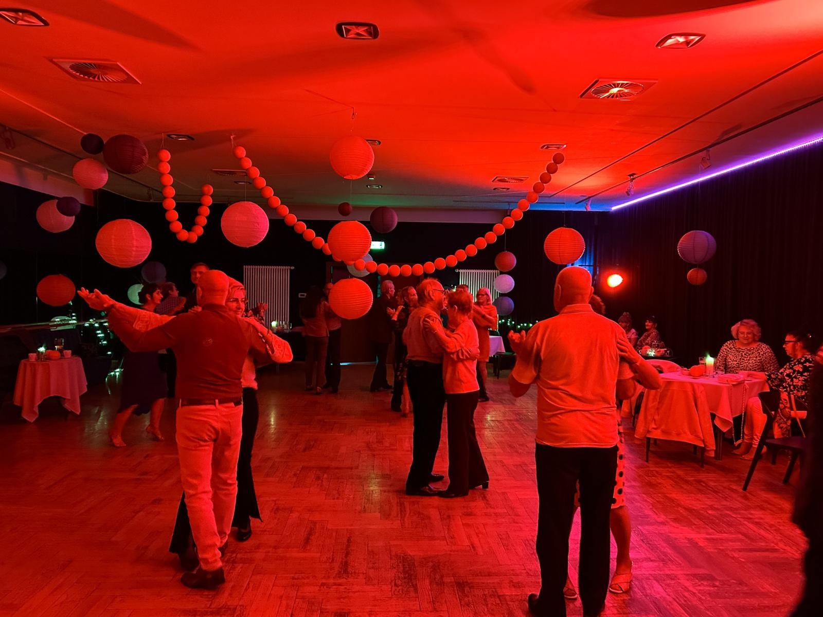 Zdjęcie w galerii na portalu naszraciborz.pl: Fajfy jak za dawnych lat. Za nami drugi podwieczorek taneczny dla seniorów wiadomości z regionu