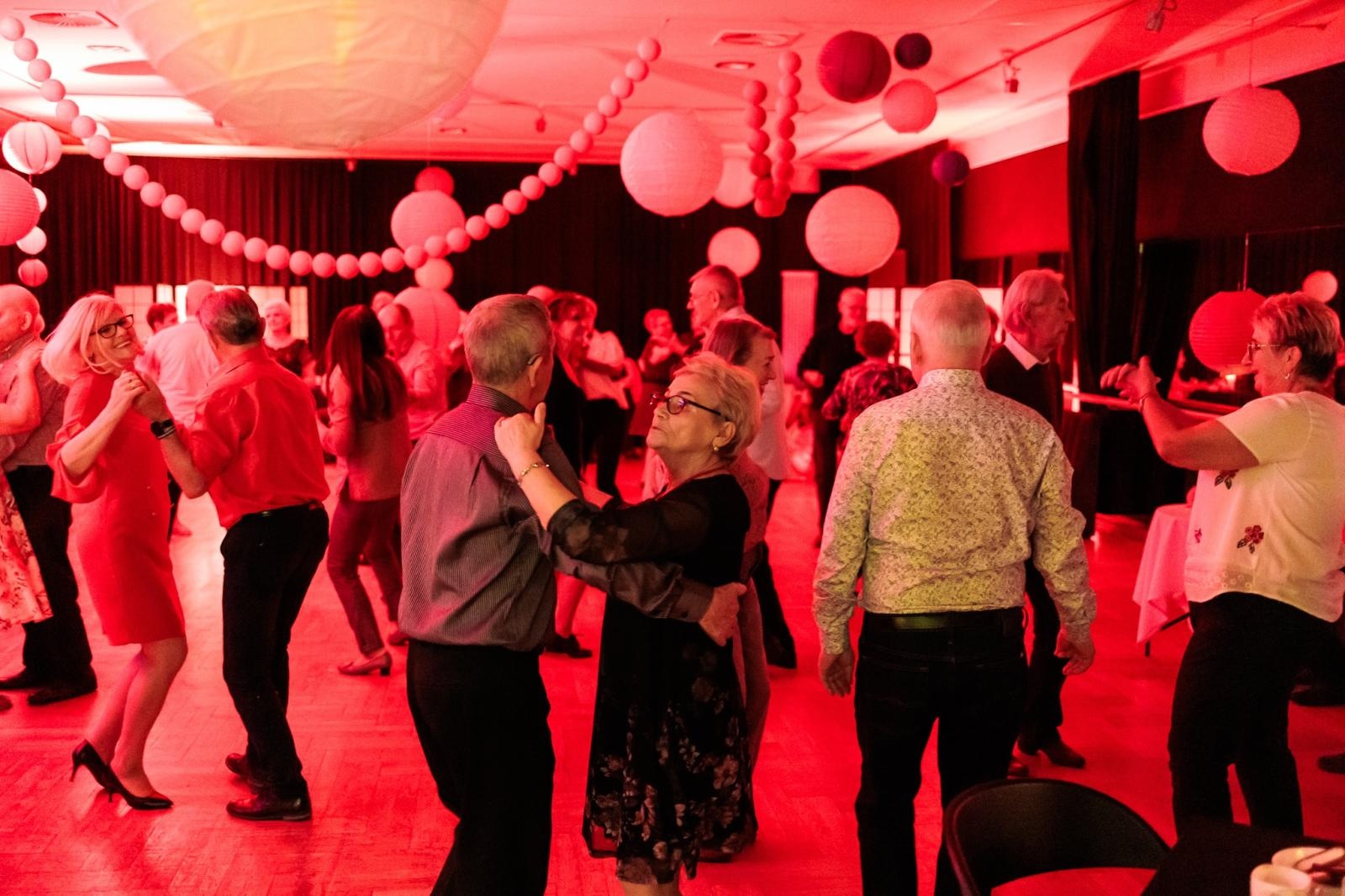 Zdjęcie w galerii na portalu naszraciborz.pl: Fajfy jak za dawnych lat. Za nami drugi podwieczorek taneczny dla seniorów wiadomości z regionu