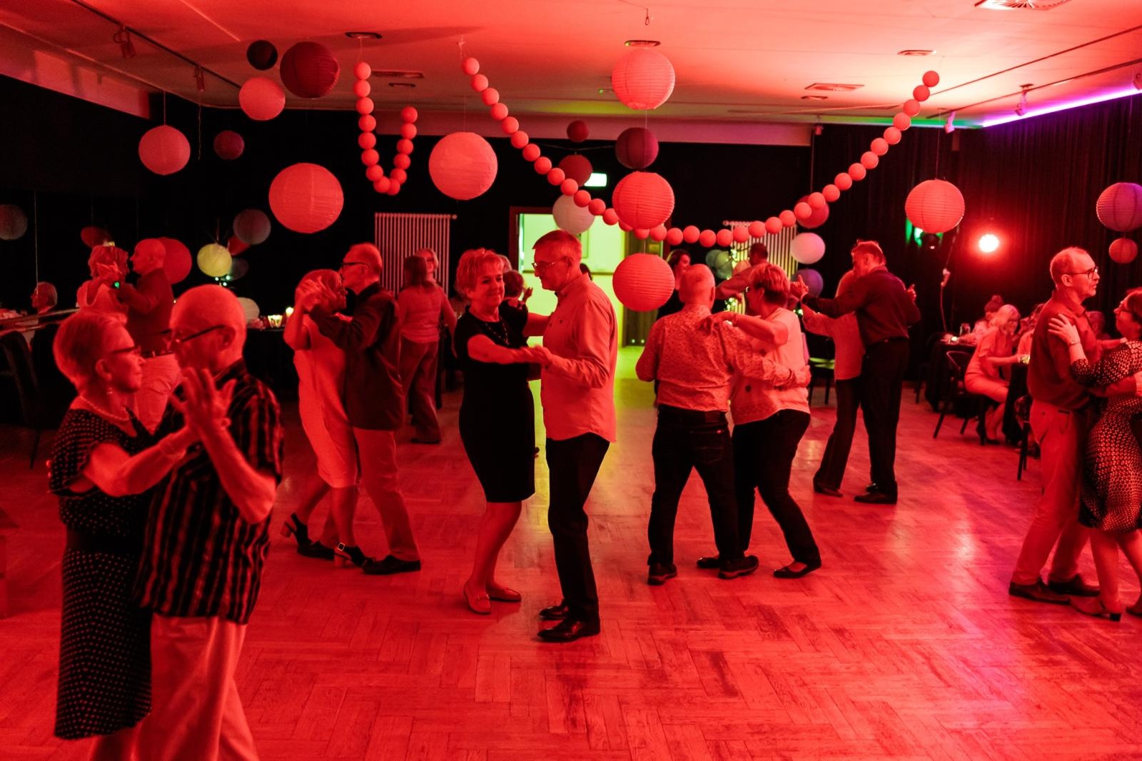 Zdjęcie w galerii na portalu naszraciborz.pl: Fajfy jak za dawnych lat. Za nami drugi podwieczorek taneczny dla seniorów wiadomości z regionu