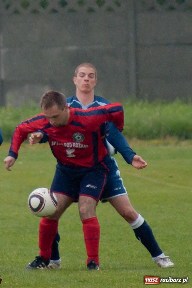 Zdjęcie w galerii na portalu naszraciborz.pl: Deszczowe zwycięstwo Tworkowa wiadomości z regionu
