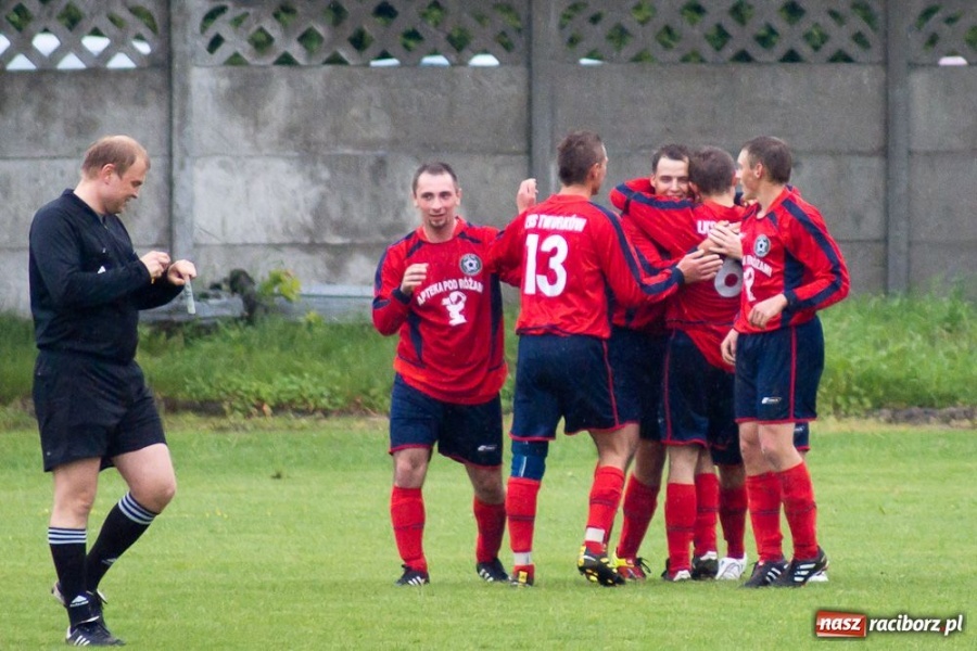 Zdjęcie w galerii na portalu naszraciborz.pl: Deszczowe zwycięstwo Tworkowa wiadomości z regionu