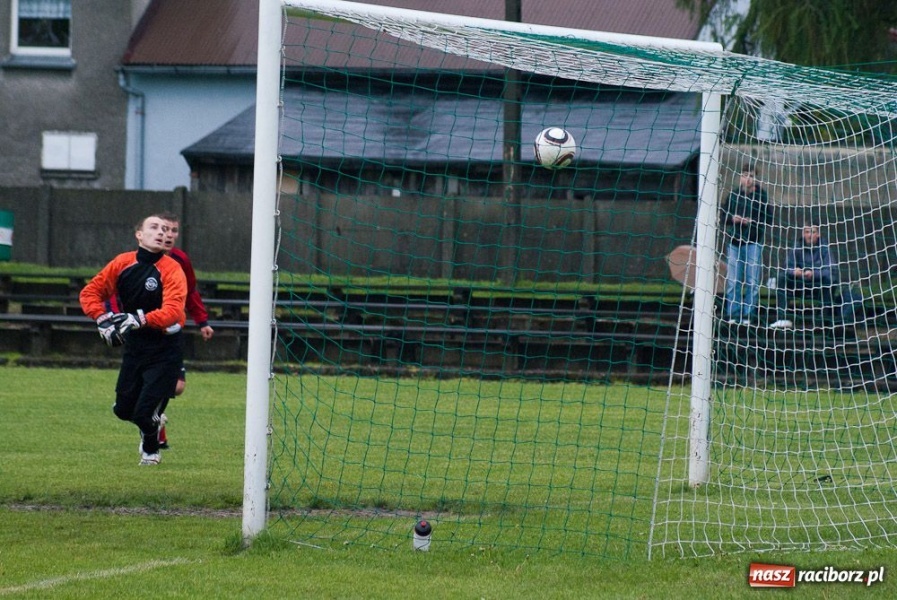 Zdjęcie w galerii na portalu naszraciborz.pl: Deszczowe zwycięstwo Tworkowa wiadomości z regionu