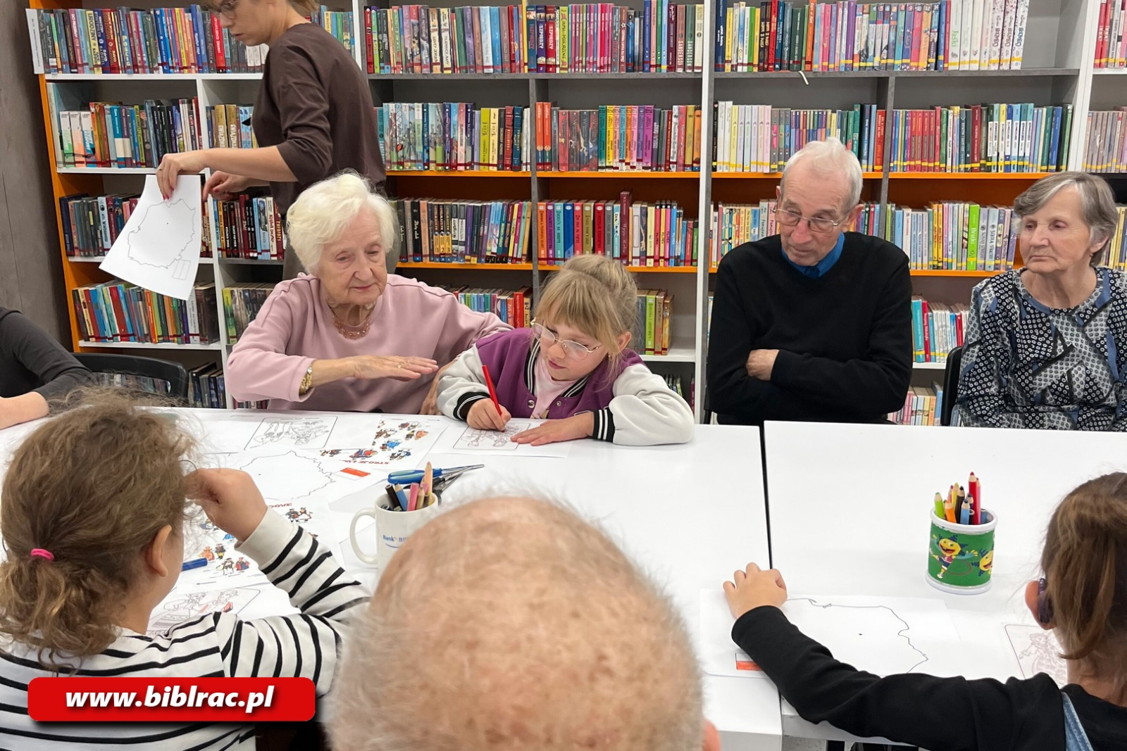 Zdjęcie w galerii na portalu naszraciborz.pl: Biblioteka łączy pokolenia wiadomości z regionu
