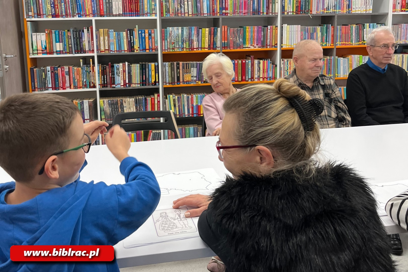 Zdjęcie w galerii na portalu naszraciborz.pl: Biblioteka łączy pokolenia wiadomości z regionu