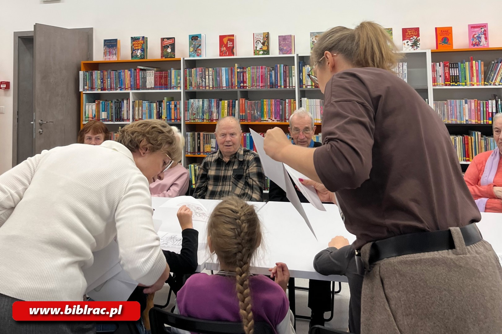 Zdjęcie w galerii na portalu naszraciborz.pl: Biblioteka łączy pokolenia wiadomości z regionu