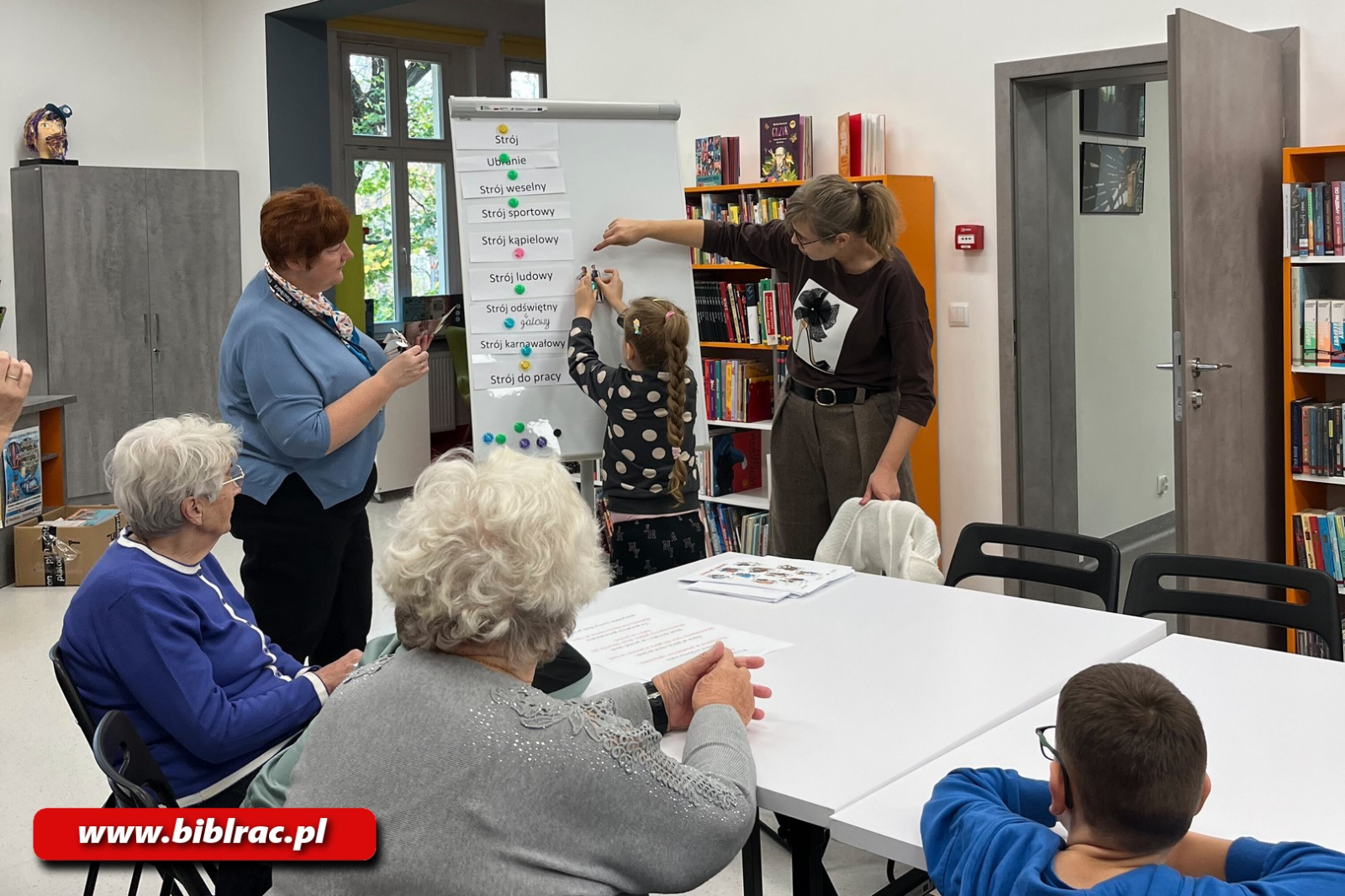 Zdjęcie w galerii na portalu naszraciborz.pl: Biblioteka łączy pokolenia wiadomości z regionu