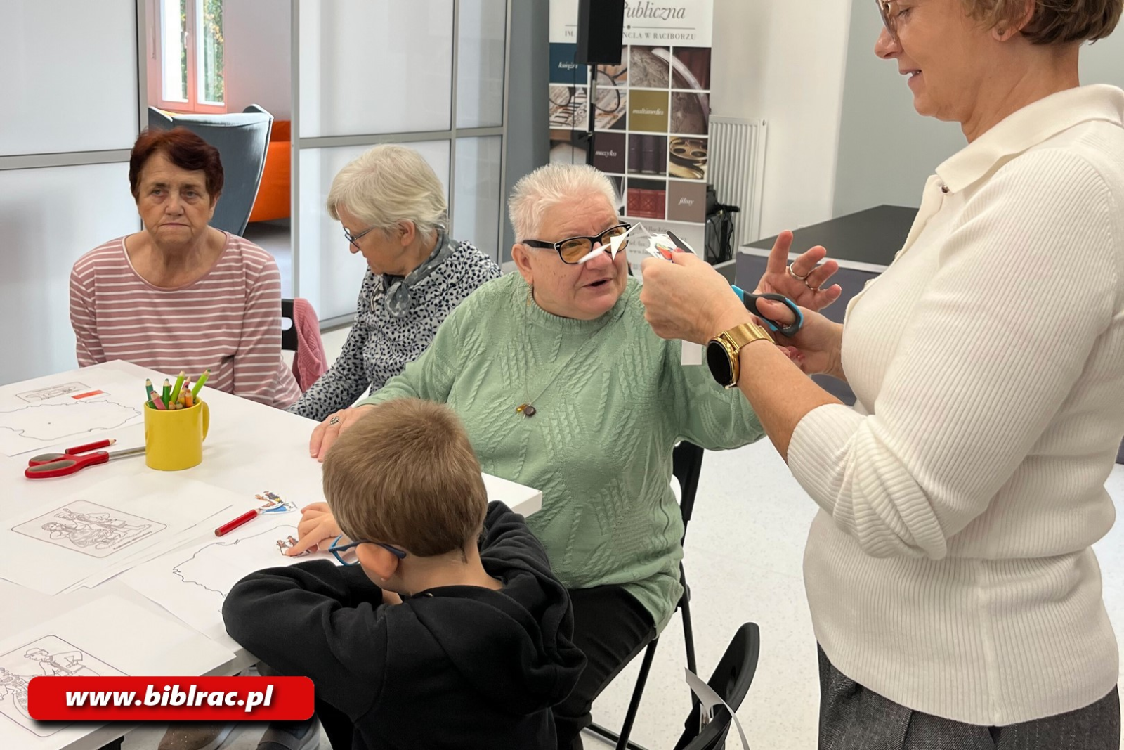 Zdjęcie w galerii na portalu naszraciborz.pl: Biblioteka łączy pokolenia wiadomości z regionu