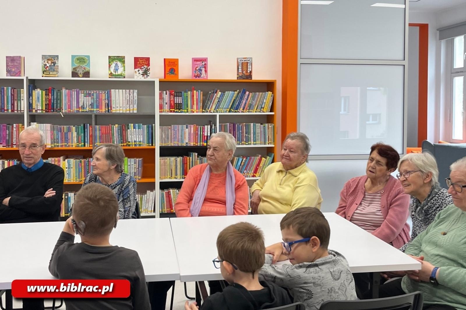Zdjęcie w galerii na portalu naszraciborz.pl: Biblioteka łączy pokolenia wiadomości z regionu