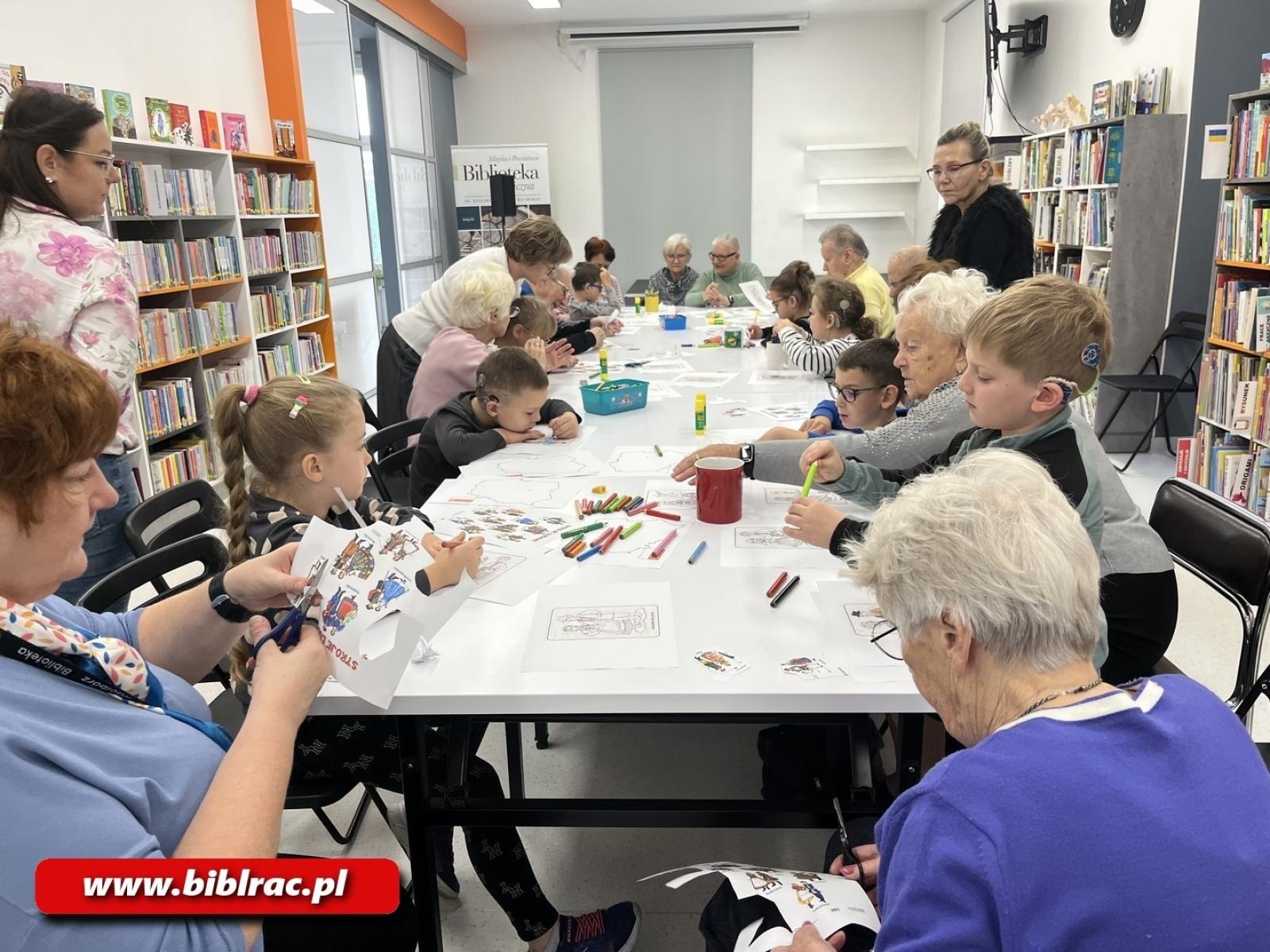 Zdjęcie w galerii na portalu naszraciborz.pl: Biblioteka łączy pokolenia wiadomości z regionu
