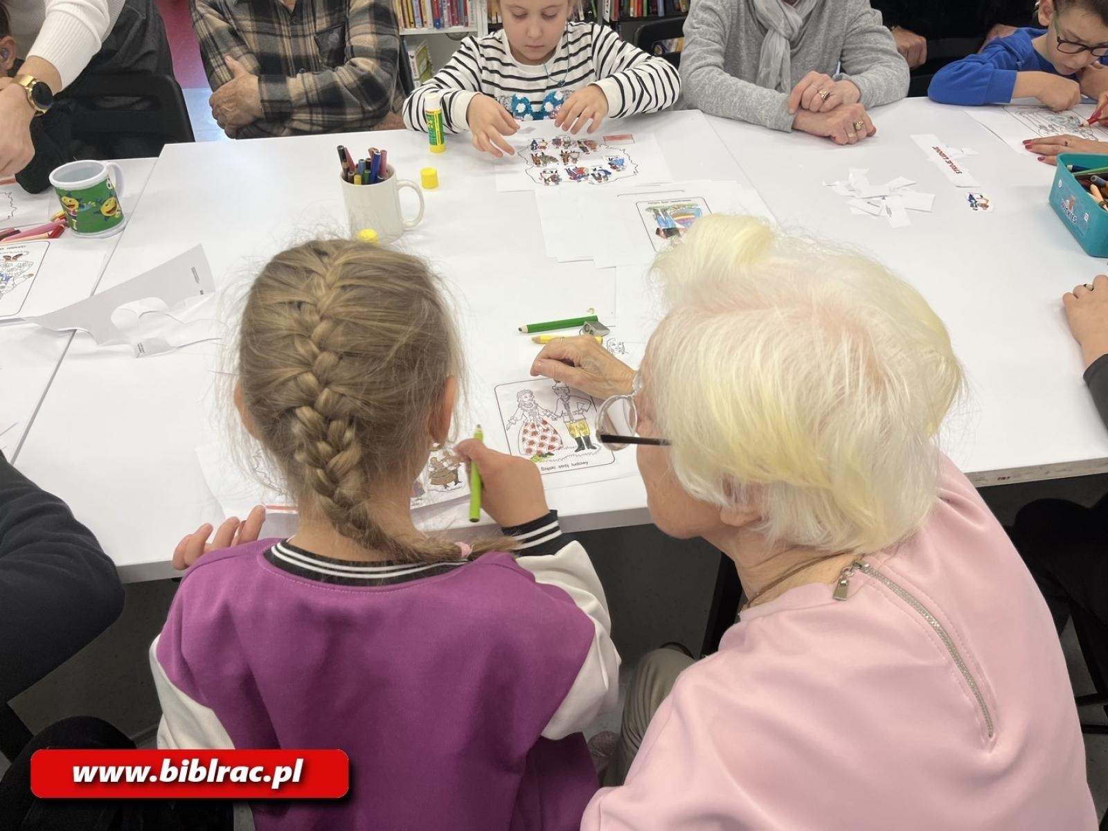 Zdjęcie w galerii na portalu naszraciborz.pl: Biblioteka łączy pokolenia wiadomości z regionu