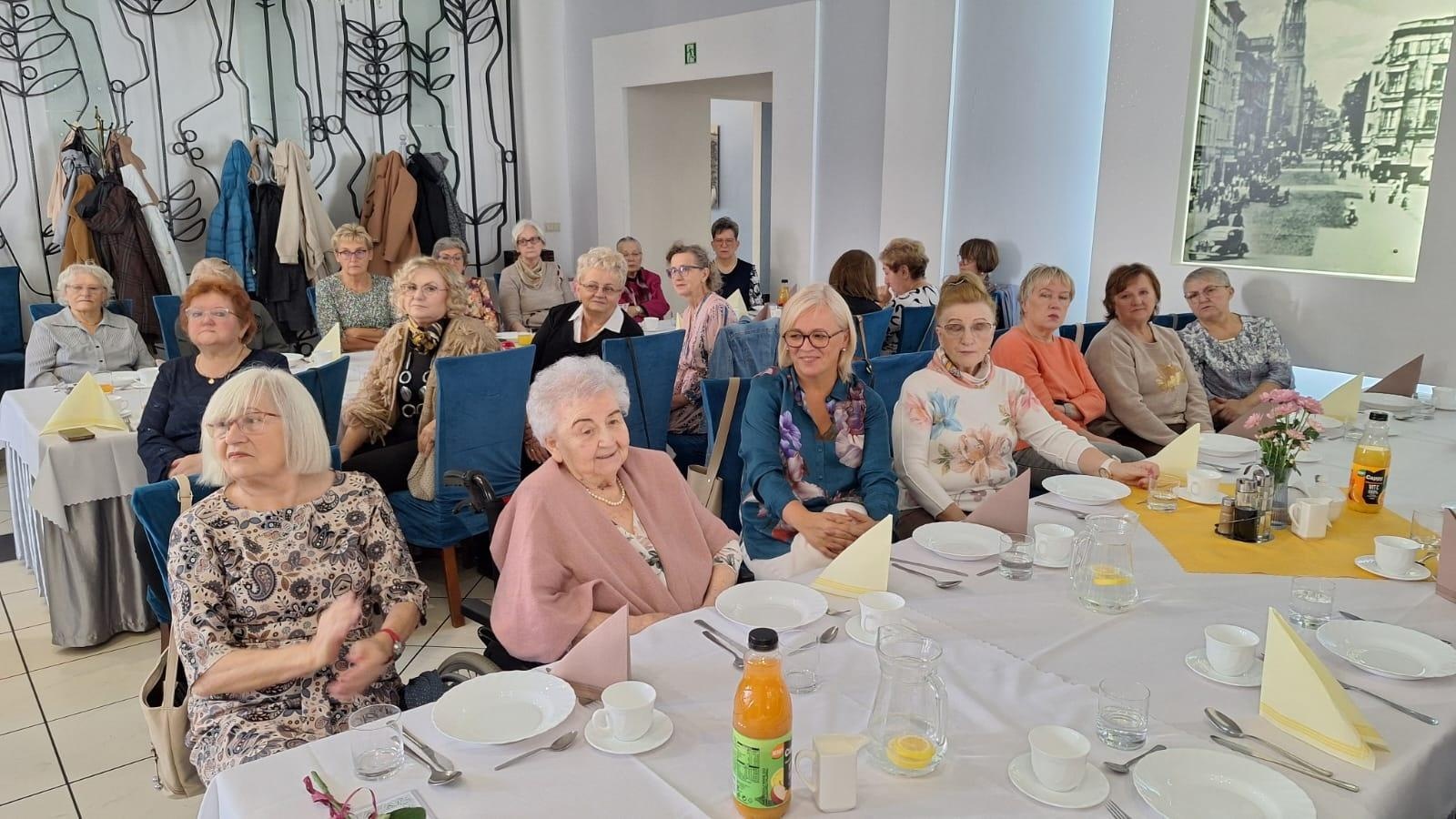 Zdjęcie w galerii na portalu naszraciborz.pl: ZNP. Nauczyciele seniorzy spotkali się w Raciborskiej wiadomości z regionu