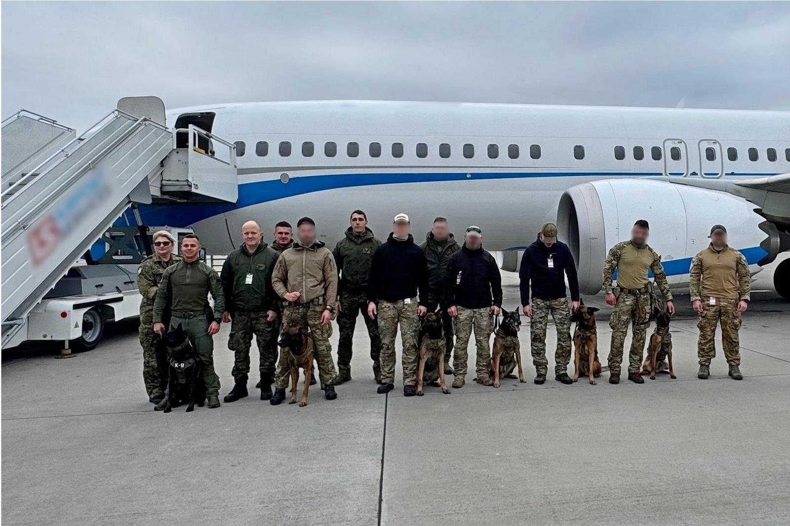 Zdjęcie w galerii na portalu naszraciborz.pl: Wspólne ćwiczenia przewodników psów służbowych wyspecjalizowanych w wykrywaniu materiałów wybuchowych i broni wiadomości z regionu