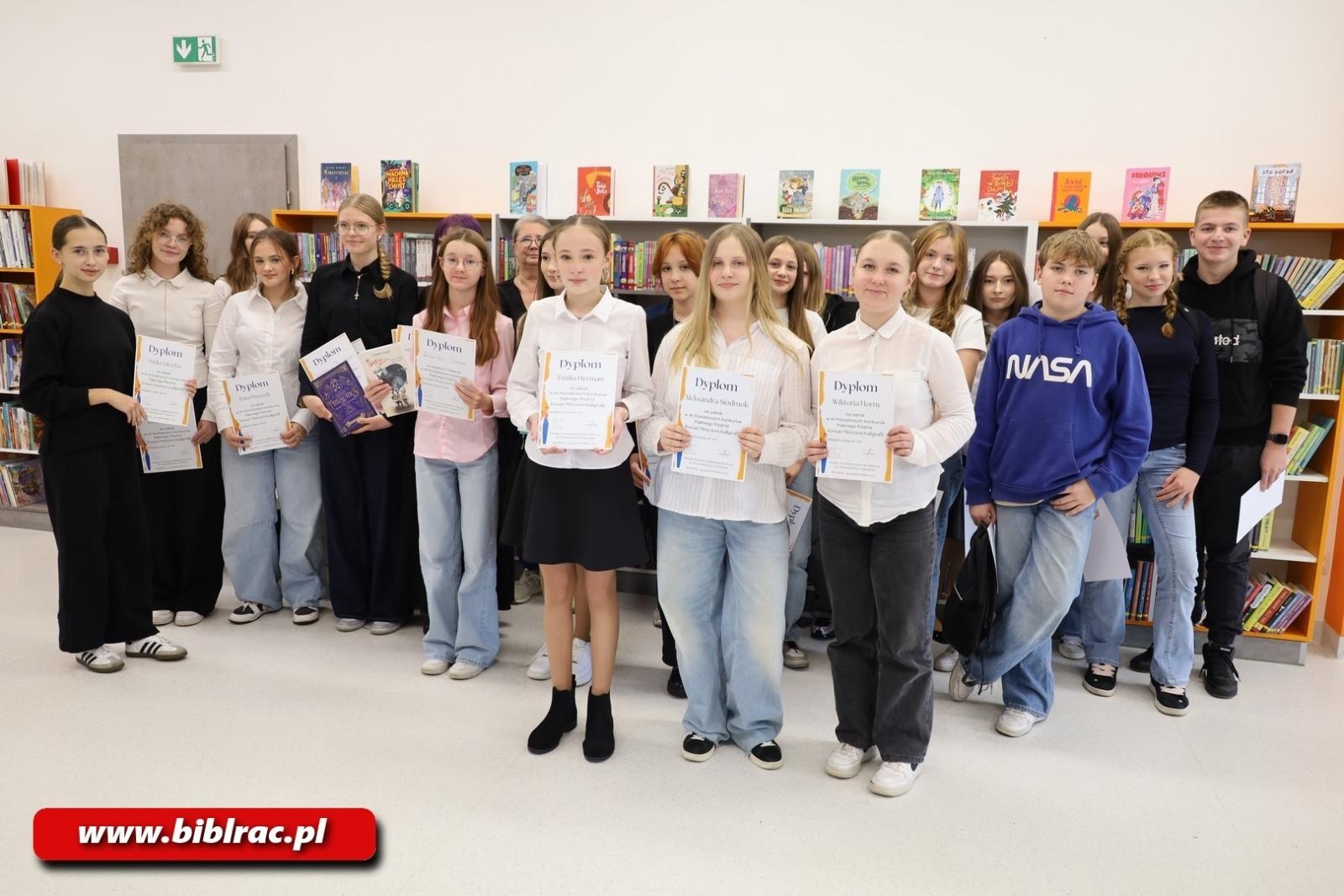 Zdjęcie w galerii na portalu naszraciborz.pl: Kto został Mistrzem Kaligrafii? Za nami XII Powiatowy Konkurs Pięknego Pisania w bibliotece wiadomości z regionu