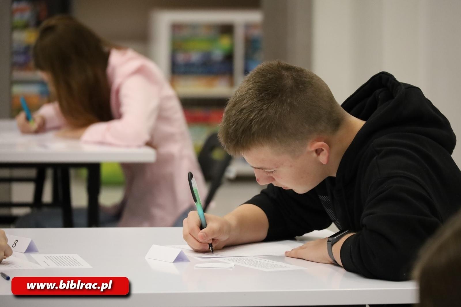 Zdjęcie w galerii na portalu naszraciborz.pl: Kto został Mistrzem Kaligrafii? Za nami XII Powiatowy Konkurs Pięknego Pisania w bibliotece wiadomości z regionu