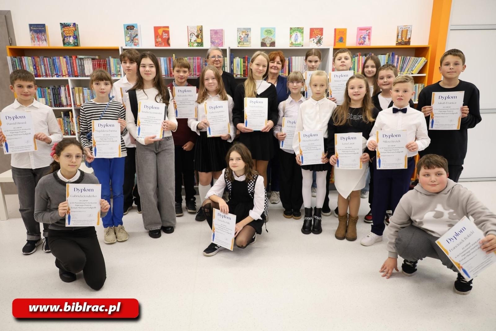 Zdjęcie w galerii na portalu naszraciborz.pl: Kto został Mistrzem Kaligrafii? Za nami XII Powiatowy Konkurs Pięknego Pisania w bibliotece wiadomości z regionu