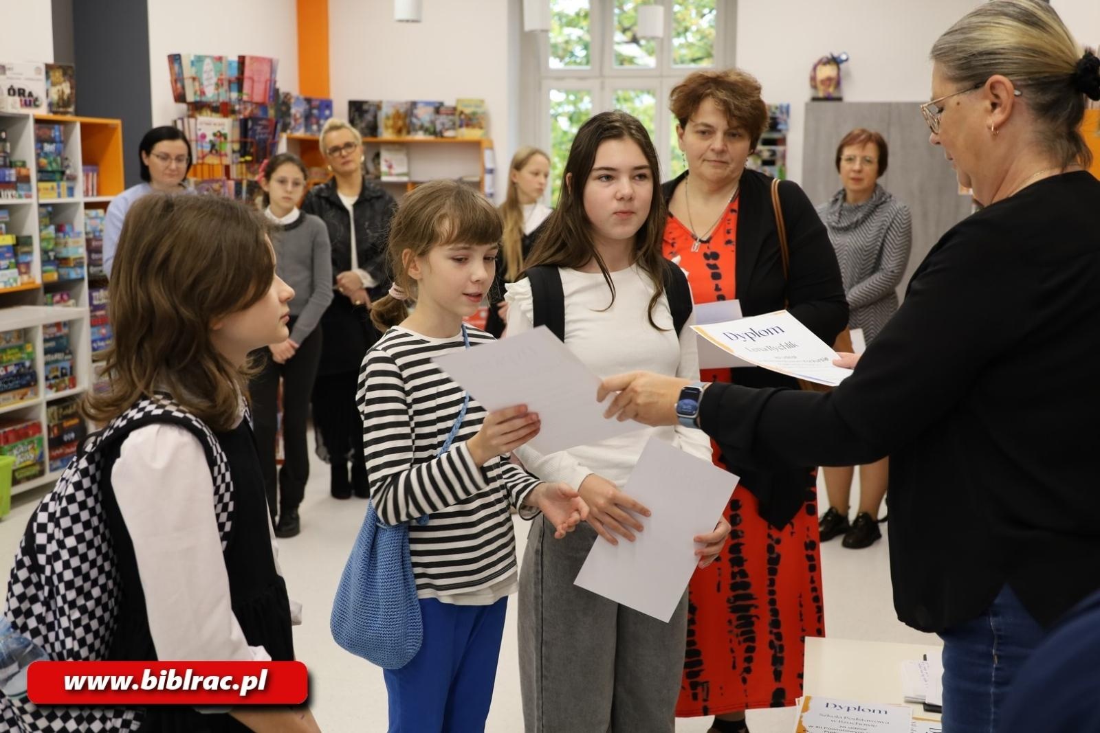 Zdjęcie w galerii na portalu naszraciborz.pl: Kto został Mistrzem Kaligrafii? Za nami XII Powiatowy Konkurs Pięknego Pisania w bibliotece wiadomości z regionu