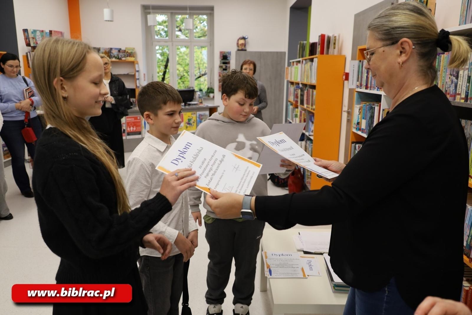 Zdjęcie w galerii na portalu naszraciborz.pl: Kto został Mistrzem Kaligrafii? Za nami XII Powiatowy Konkurs Pięknego Pisania w bibliotece wiadomości z regionu