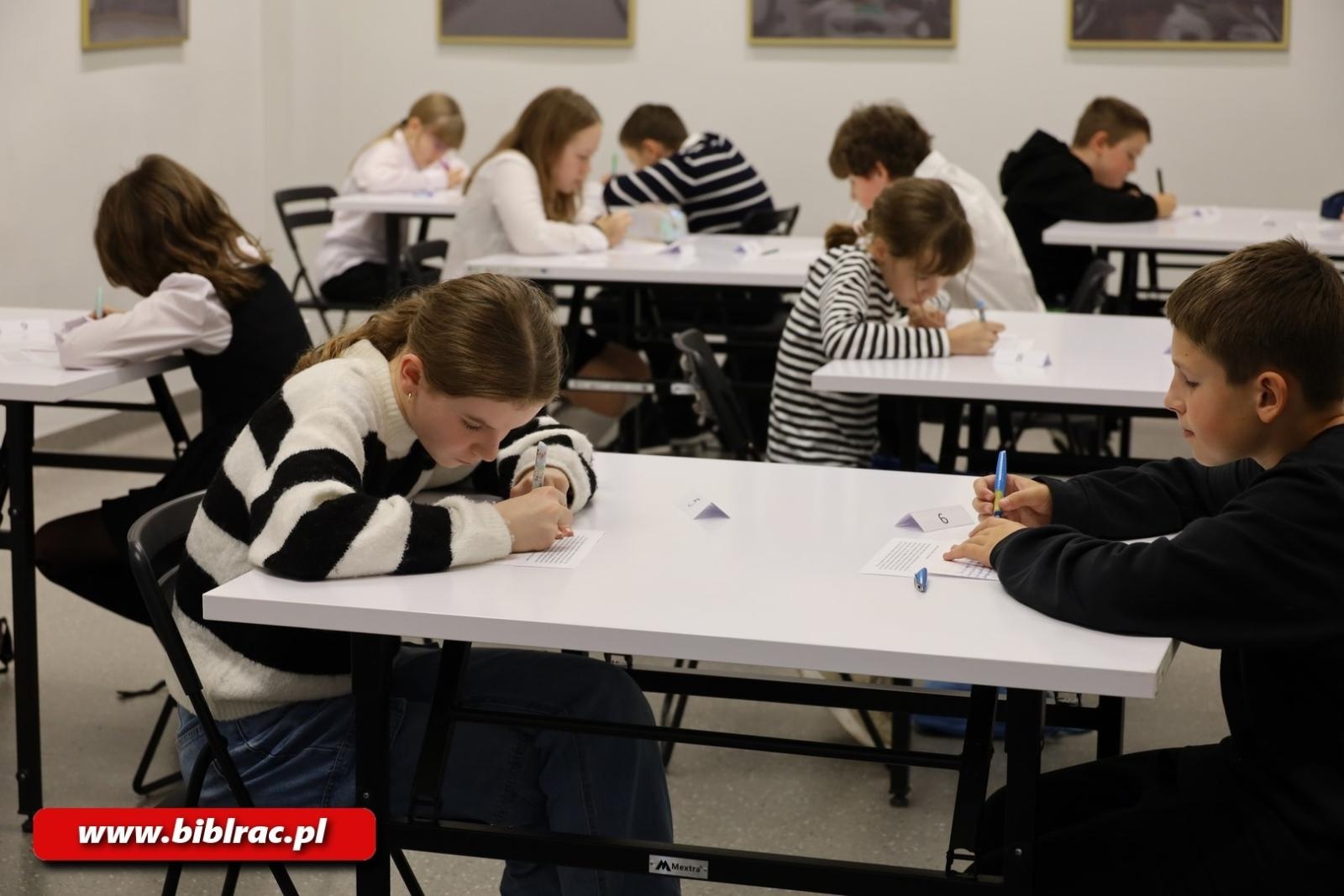 Zdjęcie w galerii na portalu naszraciborz.pl: Kto został Mistrzem Kaligrafii? Za nami XII Powiatowy Konkurs Pięknego Pisania w bibliotece wiadomości z regionu