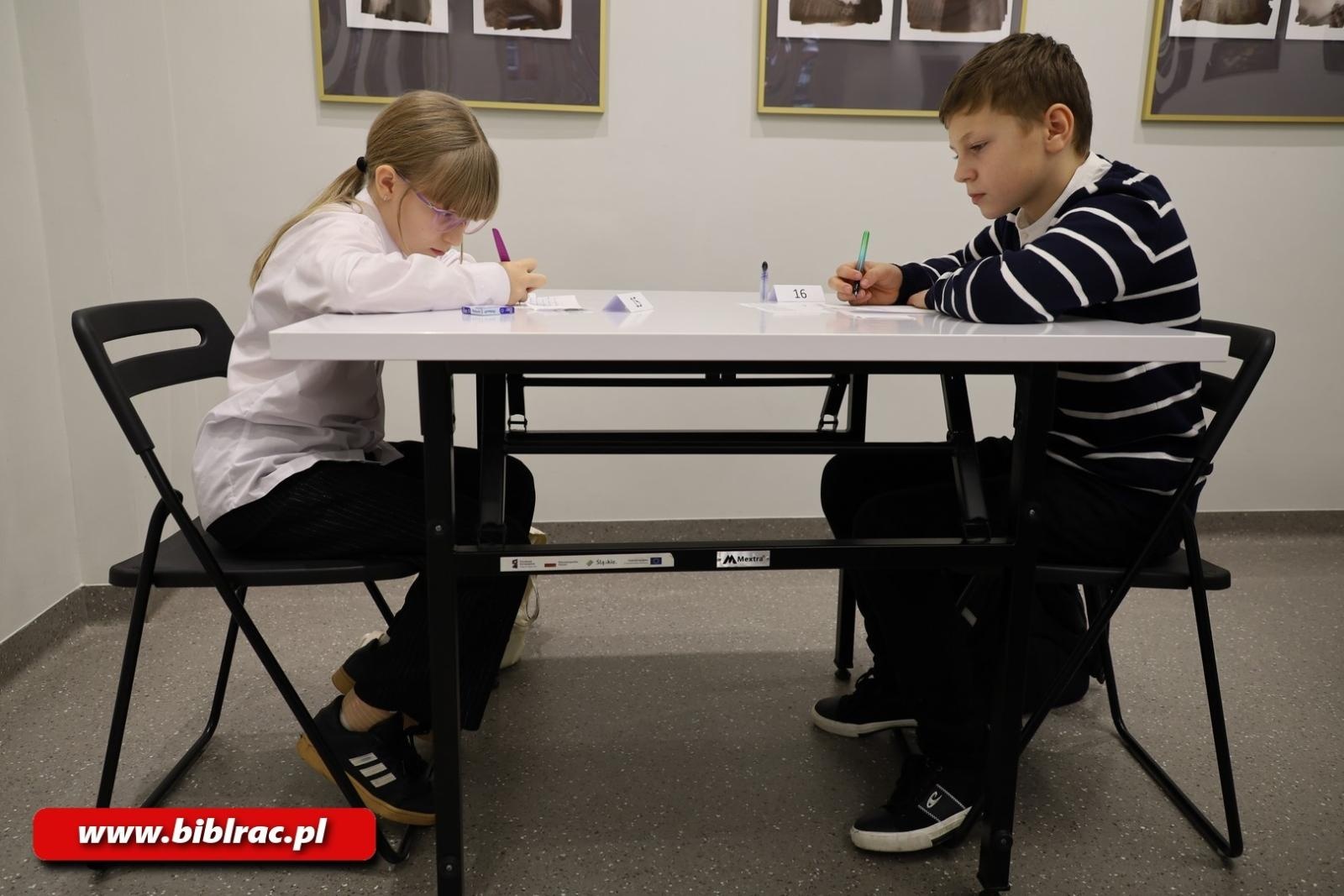 Zdjęcie w galerii na portalu naszraciborz.pl: Kto został Mistrzem Kaligrafii? Za nami XII Powiatowy Konkurs Pięknego Pisania w bibliotece wiadomości z regionu