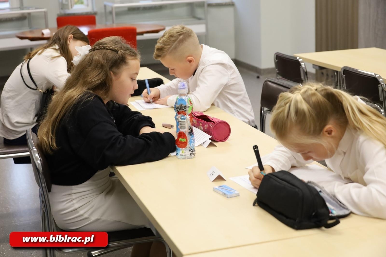 Zdjęcie w galerii na portalu naszraciborz.pl: Kto został Mistrzem Kaligrafii? Za nami XII Powiatowy Konkurs Pięknego Pisania w bibliotece wiadomości z regionu