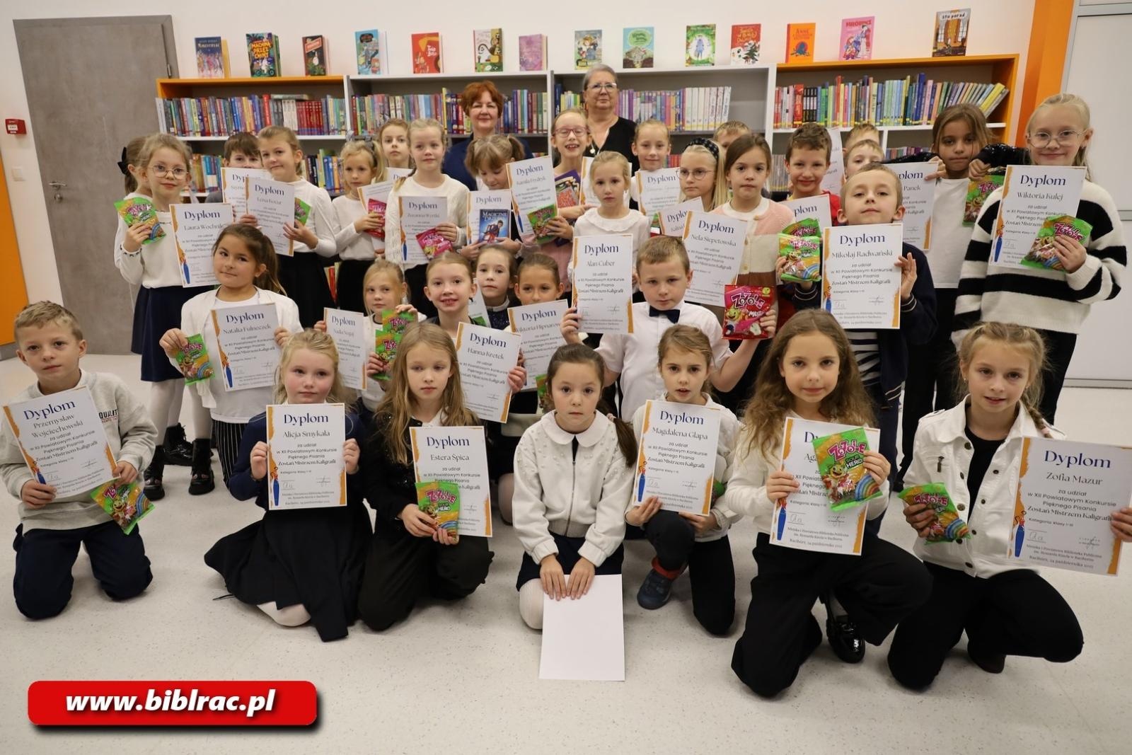 Zdjęcie w galerii na portalu naszraciborz.pl: Kto został Mistrzem Kaligrafii? Za nami XII Powiatowy Konkurs Pięknego Pisania w bibliotece wiadomości z regionu