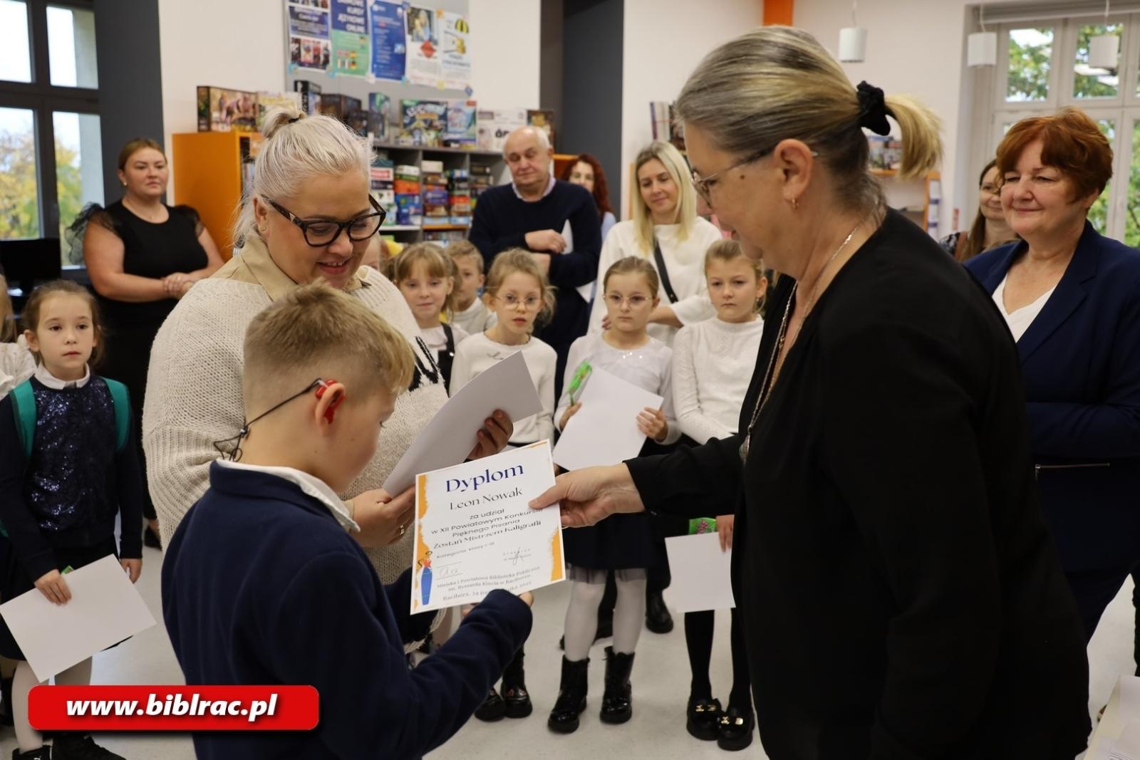 Zdjęcie w galerii na portalu naszraciborz.pl: Kto został Mistrzem Kaligrafii? Za nami XII Powiatowy Konkurs Pięknego Pisania w bibliotece wiadomości z regionu
