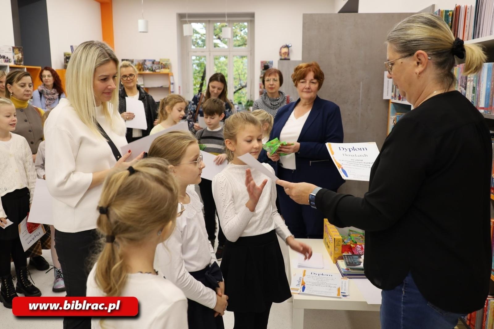 Zdjęcie w galerii na portalu naszraciborz.pl: Kto został Mistrzem Kaligrafii? Za nami XII Powiatowy Konkurs Pięknego Pisania w bibliotece wiadomości z regionu