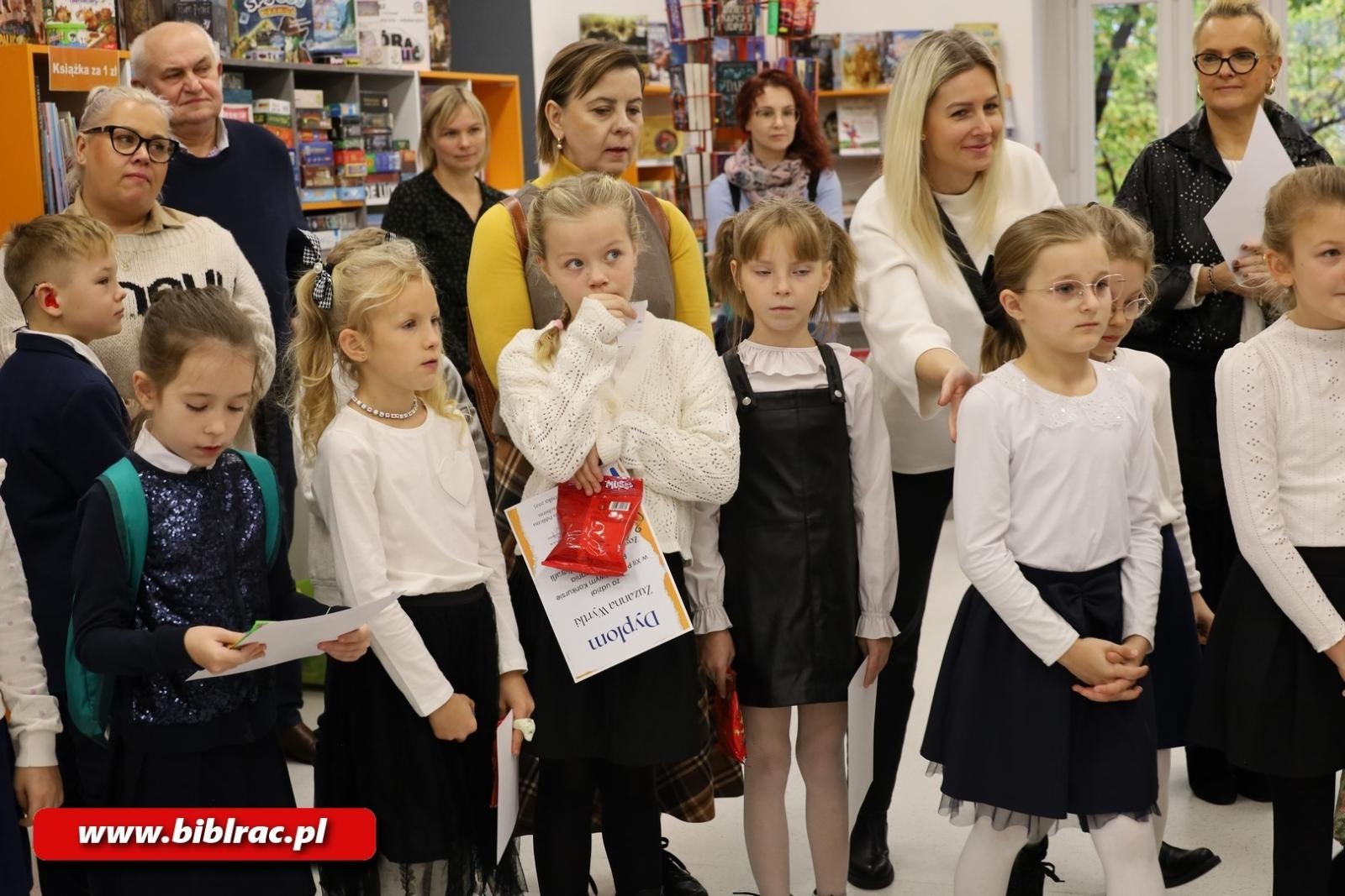 Zdjęcie w galerii na portalu naszraciborz.pl: Kto został Mistrzem Kaligrafii? Za nami XII Powiatowy Konkurs Pięknego Pisania w bibliotece wiadomości z regionu