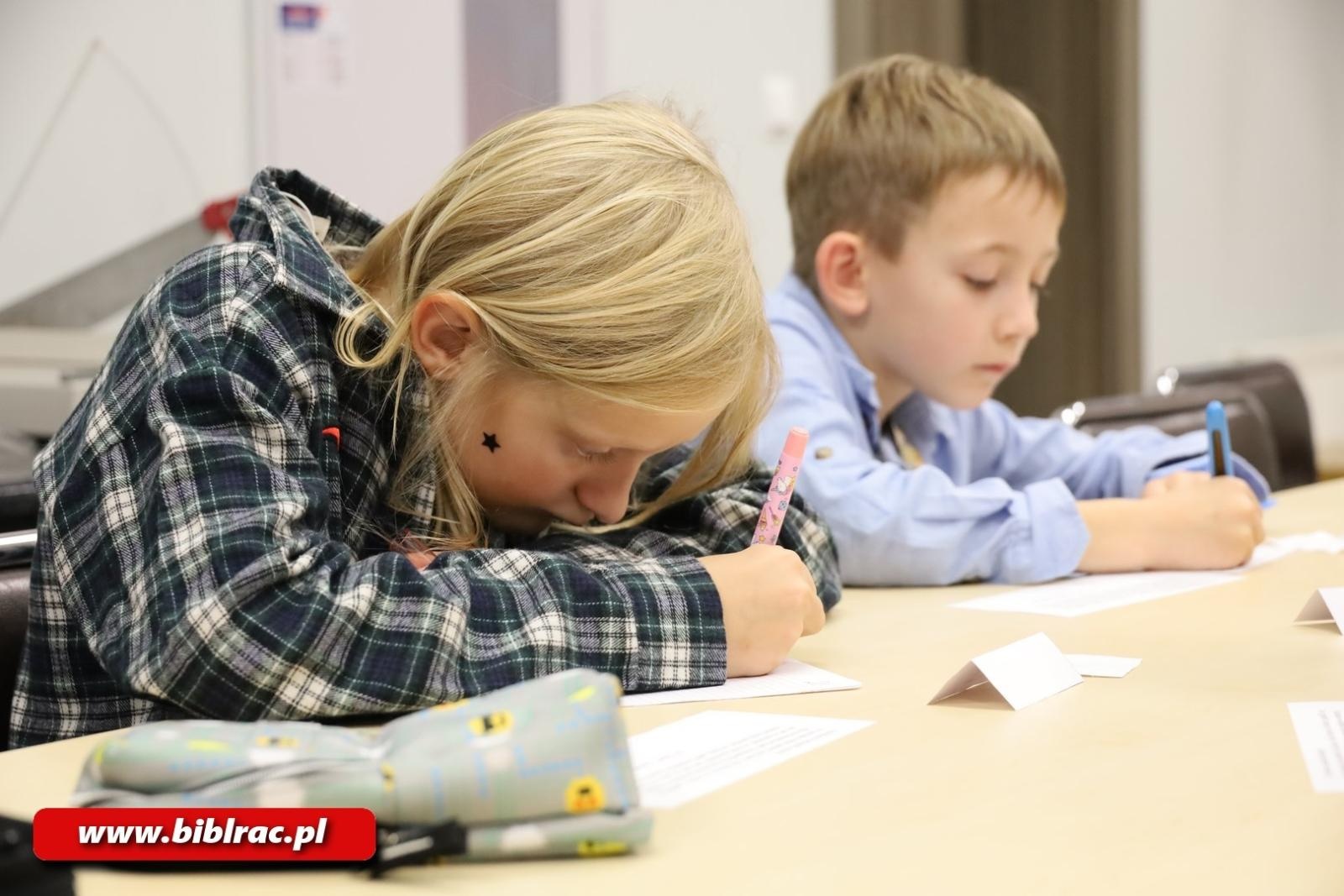 Zdjęcie w galerii na portalu naszraciborz.pl: Kto został Mistrzem Kaligrafii? Za nami XII Powiatowy Konkurs Pięknego Pisania w bibliotece wiadomości z regionu
