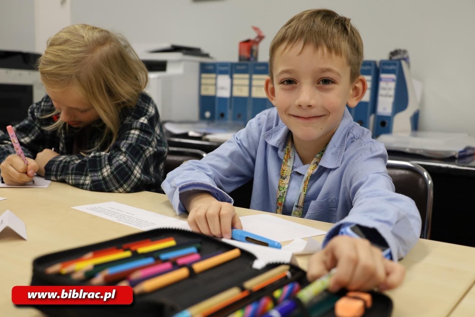 Zdjęcie w galerii na portalu naszraciborz.pl: Kto został Mistrzem Kaligrafii? Za nami XII Powiatowy Konkurs Pięknego Pisania w bibliotece wiadomości z regionu