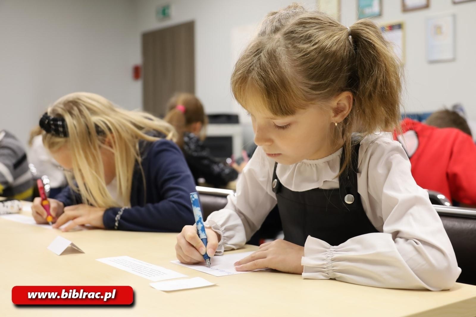 Zdjęcie w galerii na portalu naszraciborz.pl: Kto został Mistrzem Kaligrafii? Za nami XII Powiatowy Konkurs Pięknego Pisania w bibliotece wiadomości z regionu