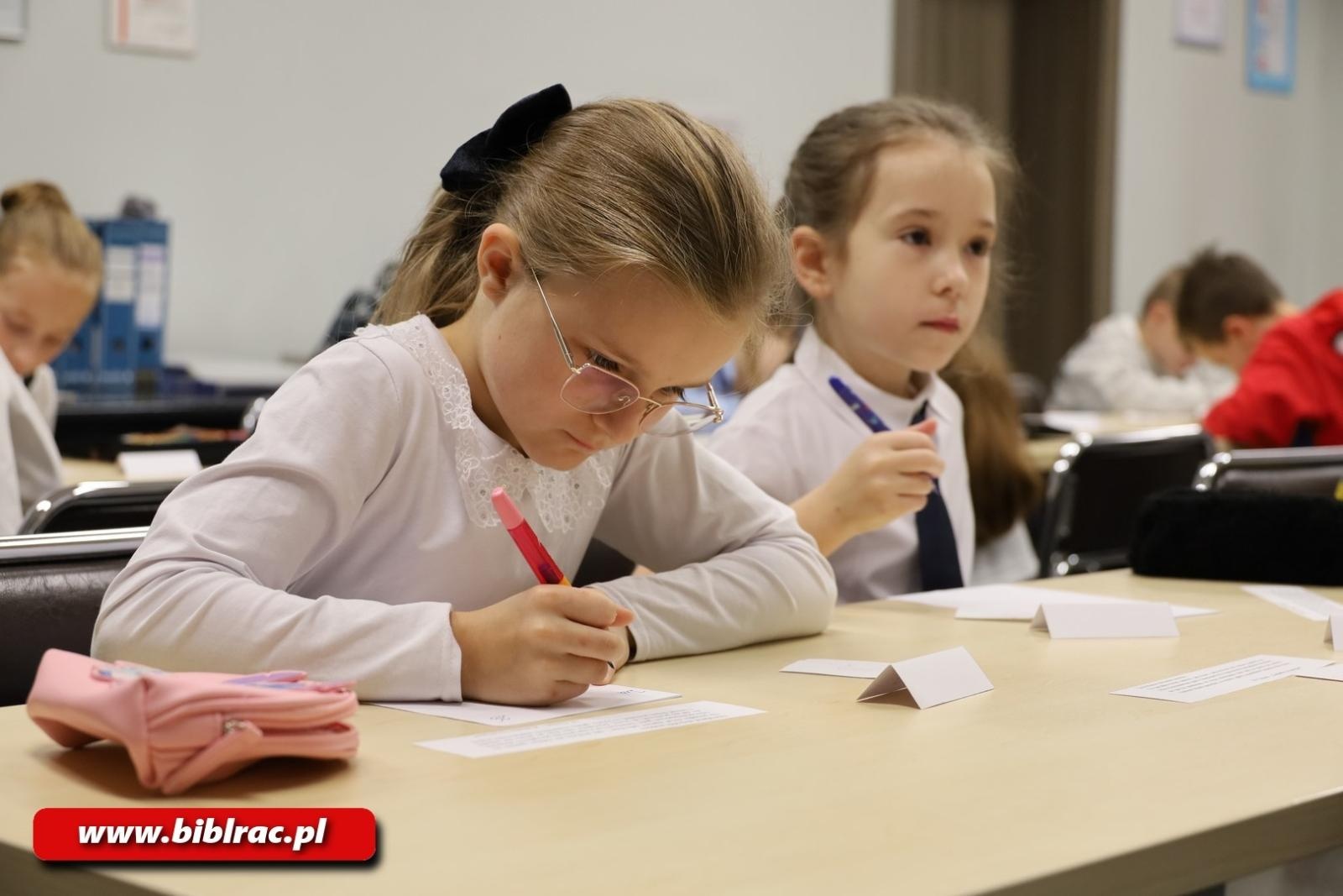 Zdjęcie w galerii na portalu naszraciborz.pl: Kto został Mistrzem Kaligrafii? Za nami XII Powiatowy Konkurs Pięknego Pisania w bibliotece wiadomości z regionu