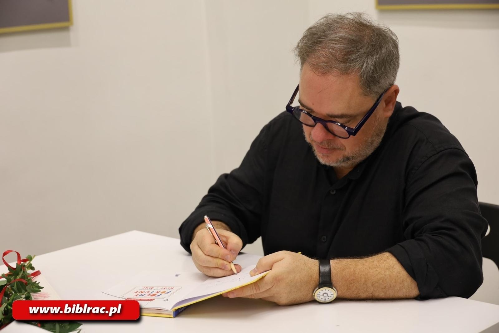 Zdjęcie w galerii na portalu naszraciborz.pl: Grzegorz Kasdepke oczarował młodych czytelników w bibliotece wiadomości z regionu