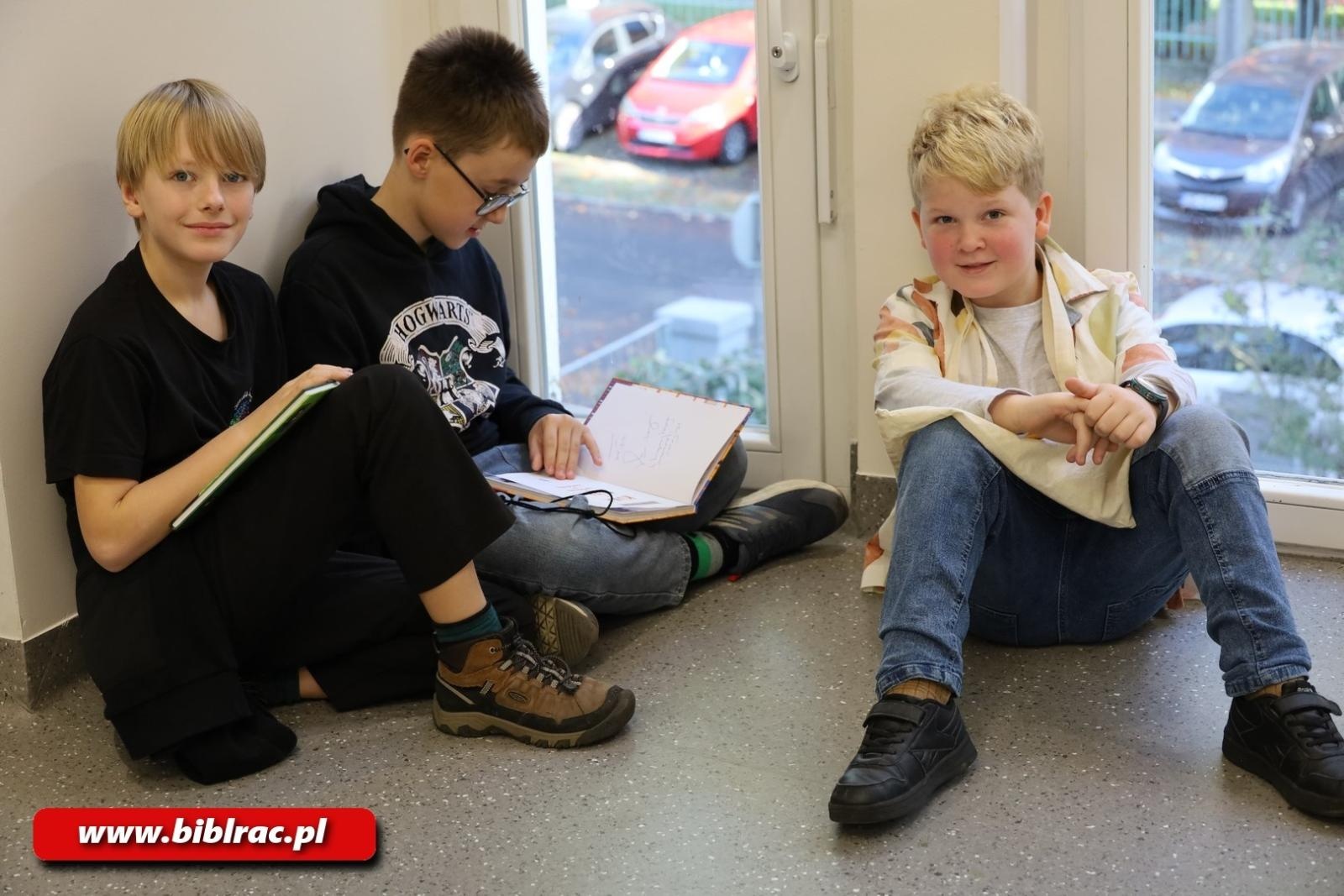 Zdjęcie w galerii na portalu naszraciborz.pl: Grzegorz Kasdepke oczarował młodych czytelników w bibliotece wiadomości z regionu