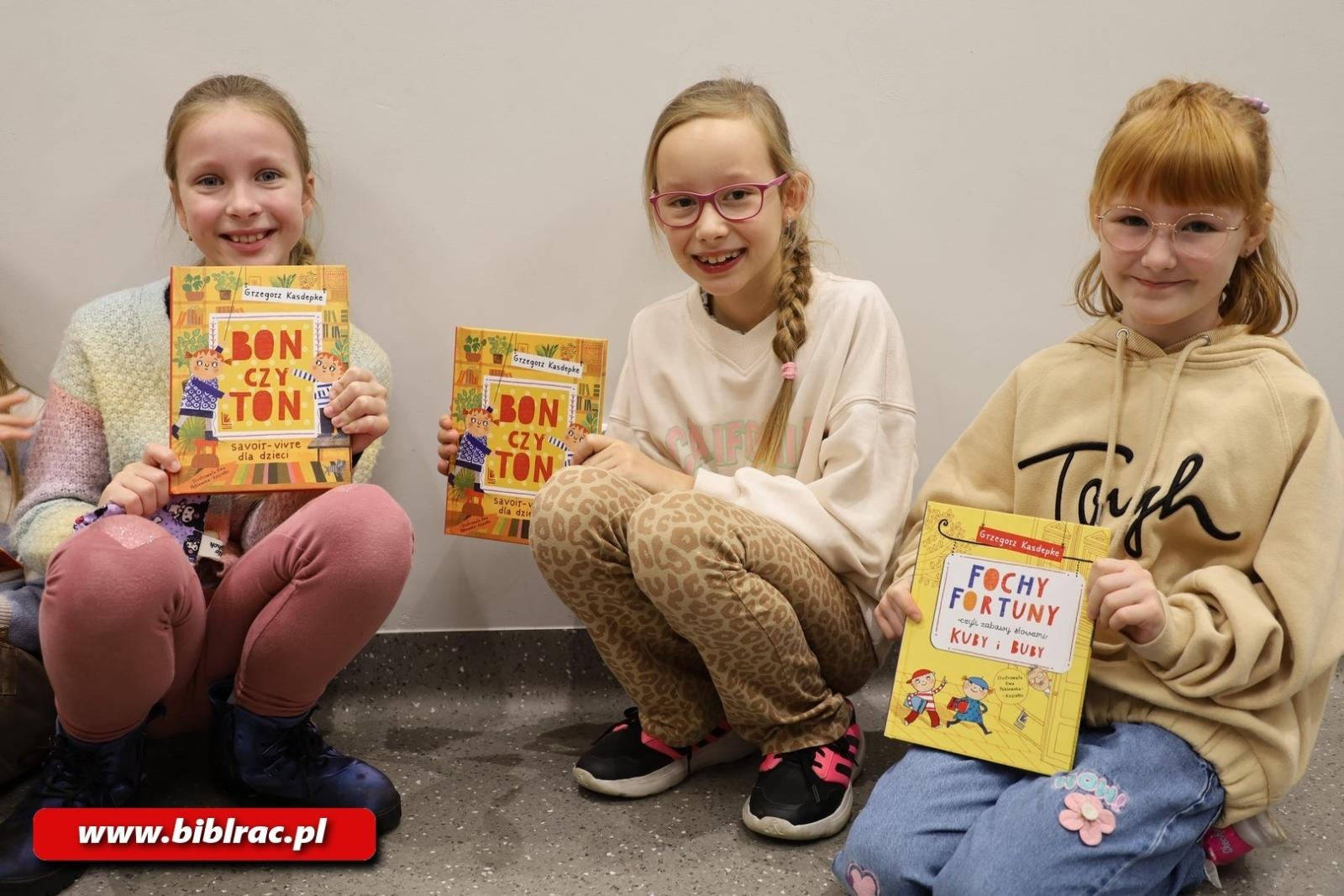 Zdjęcie w galerii na portalu naszraciborz.pl: Grzegorz Kasdepke oczarował młodych czytelników w bibliotece wiadomości z regionu