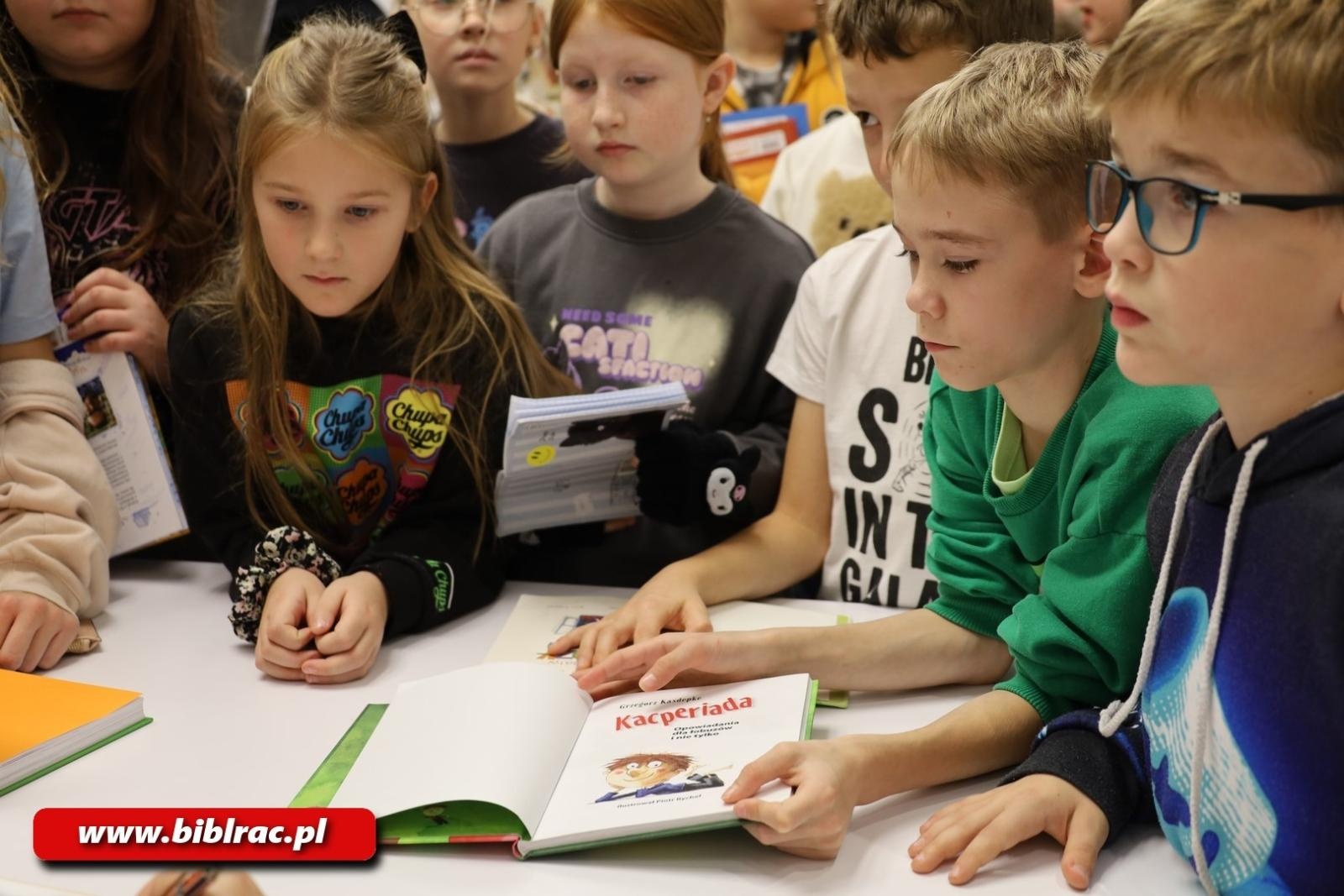 Zdjęcie w galerii na portalu naszraciborz.pl: Grzegorz Kasdepke oczarował młodych czytelników w bibliotece wiadomości z regionu