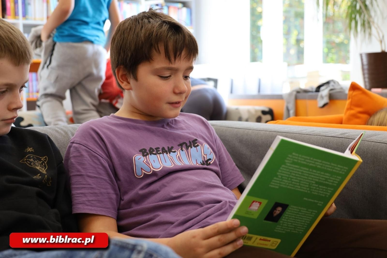 Zdjęcie w galerii na portalu naszraciborz.pl: Grzegorz Kasdepke oczarował młodych czytelników w bibliotece wiadomości z regionu