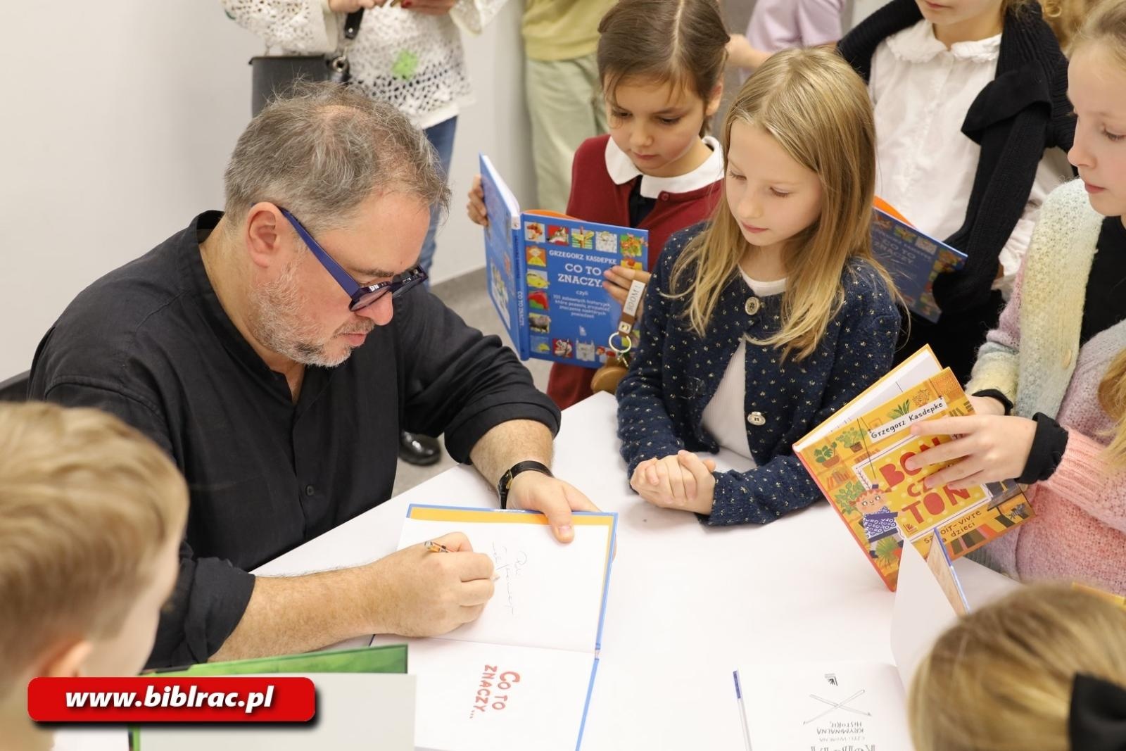 Zdjęcie w galerii na portalu naszraciborz.pl: Grzegorz Kasdepke oczarował młodych czytelników w bibliotece wiadomości z regionu