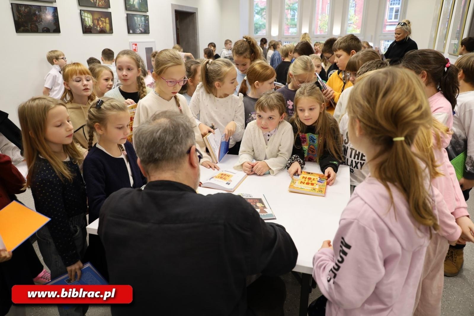 Zdjęcie w galerii na portalu naszraciborz.pl: Grzegorz Kasdepke oczarował młodych czytelników w bibliotece wiadomości z regionu