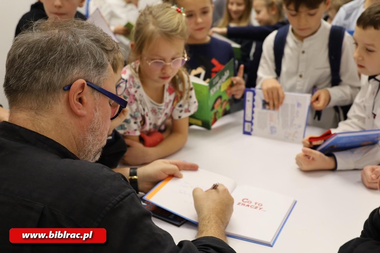 Zdjęcie w galerii na portalu naszraciborz.pl: Grzegorz Kasdepke oczarował młodych czytelników w bibliotece wiadomości z regionu