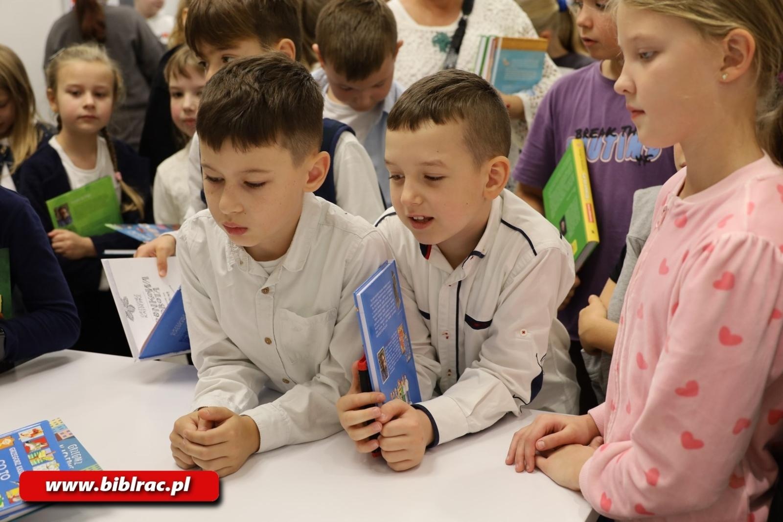 Zdjęcie w galerii na portalu naszraciborz.pl: Grzegorz Kasdepke oczarował młodych czytelników w bibliotece wiadomości z regionu