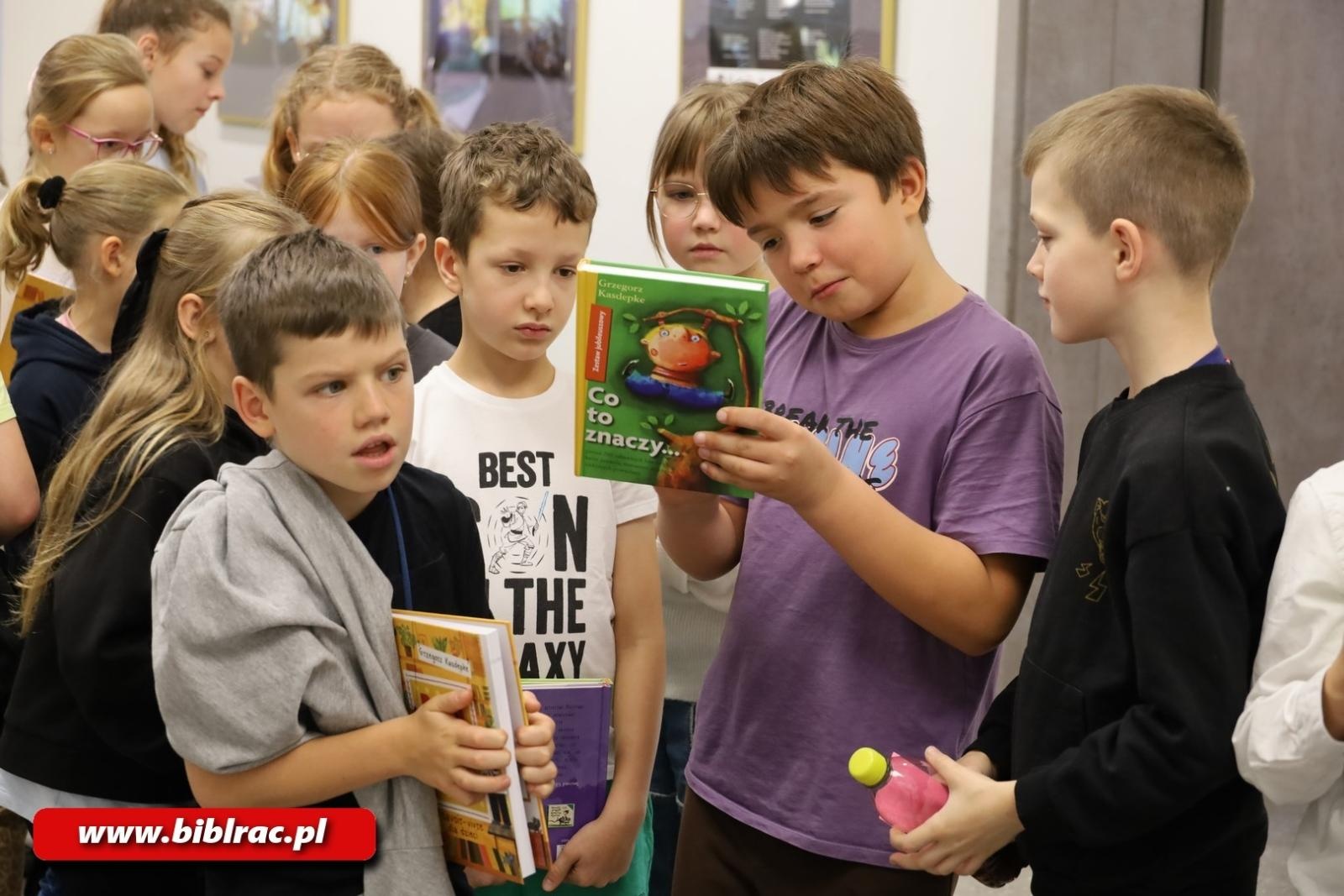 Zdjęcie w galerii na portalu naszraciborz.pl: Grzegorz Kasdepke oczarował młodych czytelników w bibliotece wiadomości z regionu