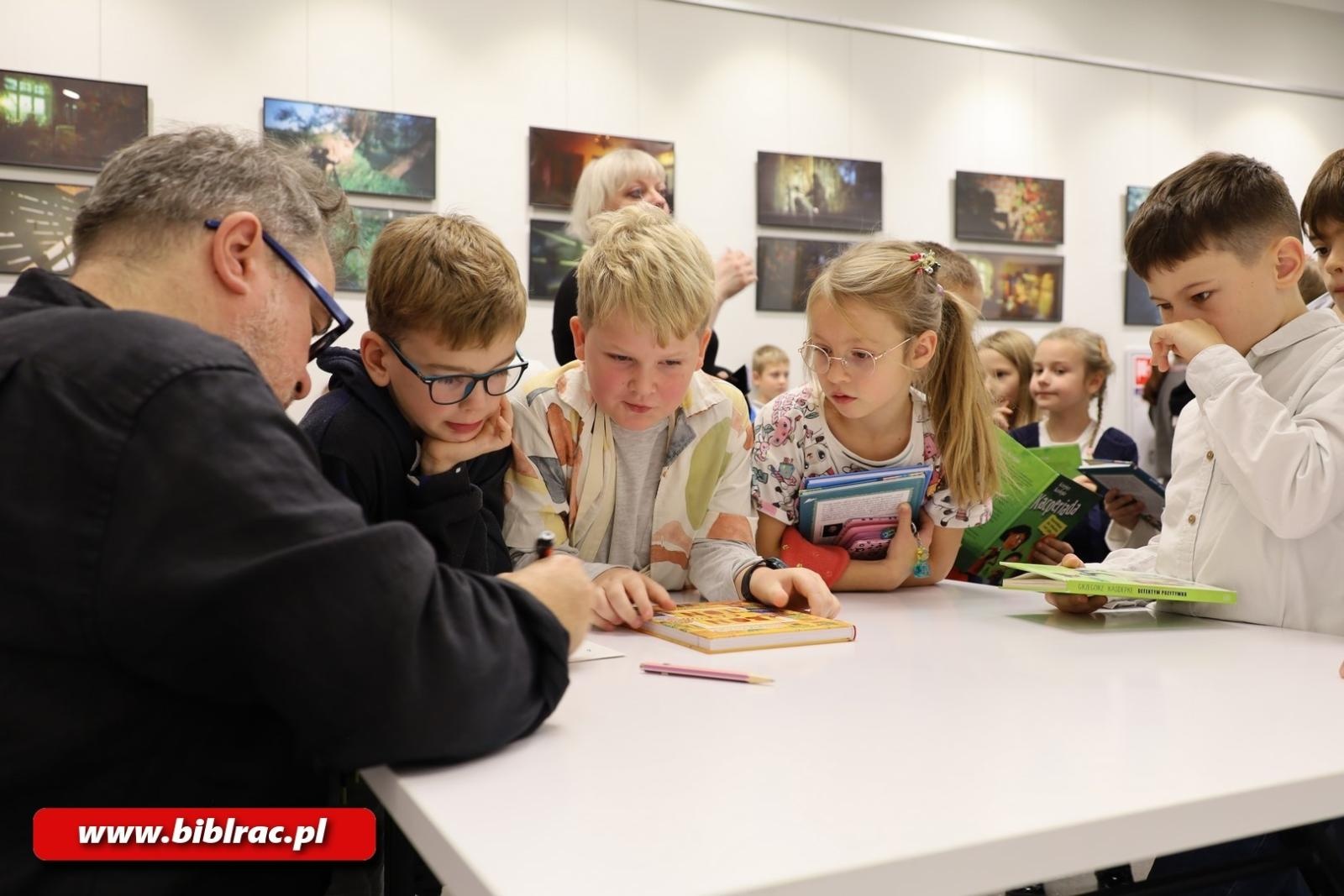 Zdjęcie w galerii na portalu naszraciborz.pl: Grzegorz Kasdepke oczarował młodych czytelników w bibliotece wiadomości z regionu