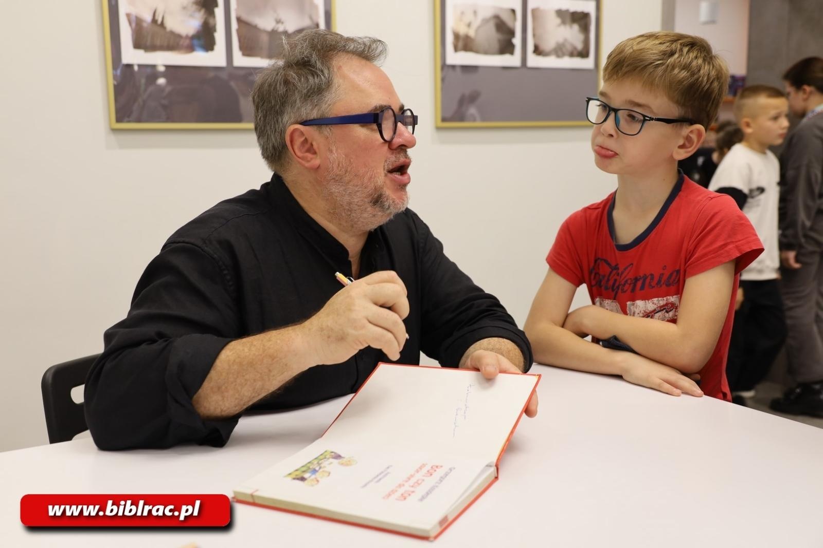 Zdjęcie w galerii na portalu naszraciborz.pl: Grzegorz Kasdepke oczarował młodych czytelników w bibliotece wiadomości z regionu