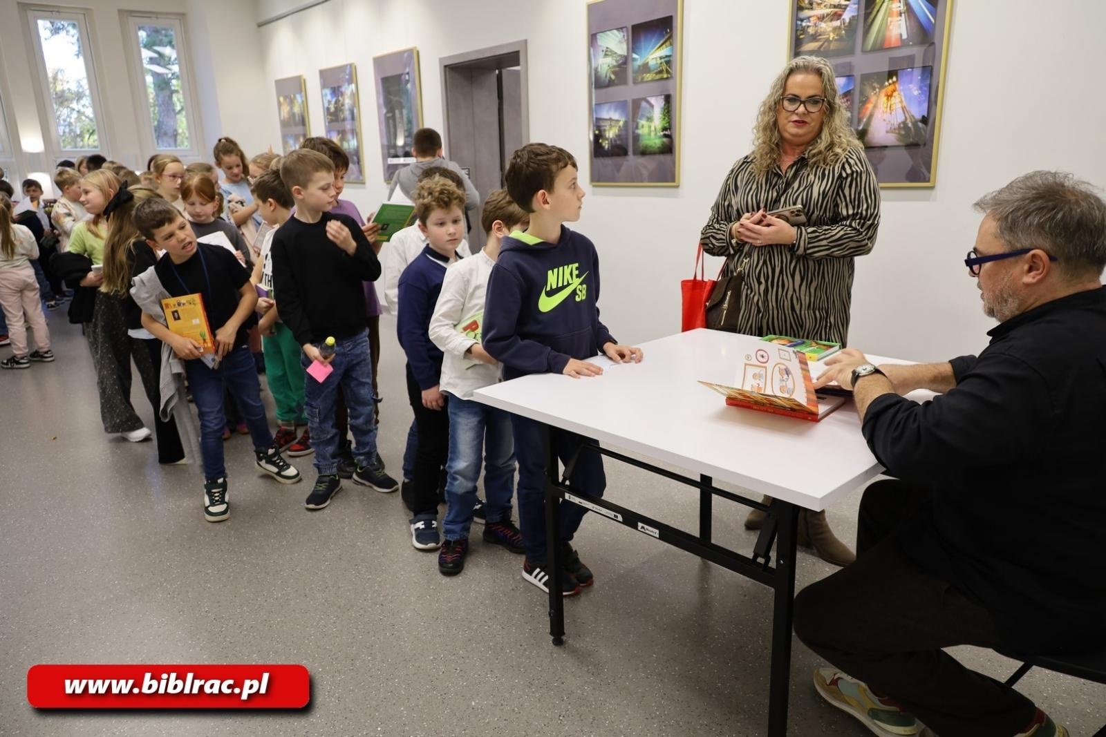 Zdjęcie w galerii na portalu naszraciborz.pl: Grzegorz Kasdepke oczarował młodych czytelników w bibliotece wiadomości z regionu