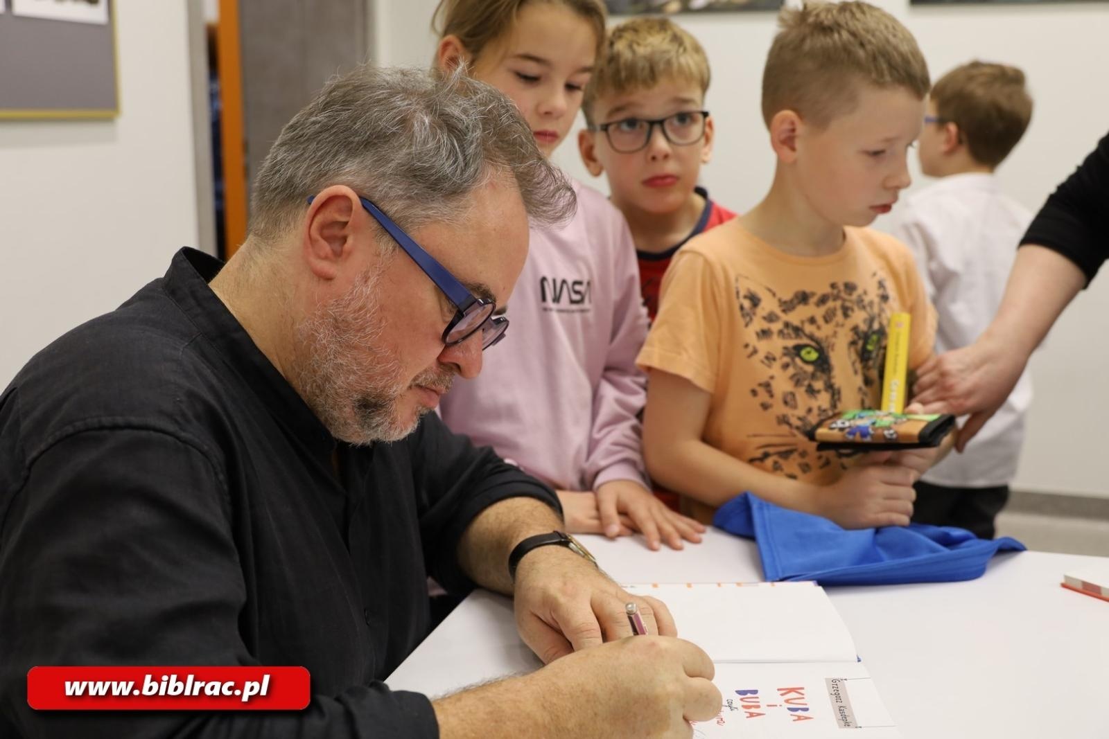 Zdjęcie w galerii na portalu naszraciborz.pl: Grzegorz Kasdepke oczarował młodych czytelników w bibliotece wiadomości z regionu
