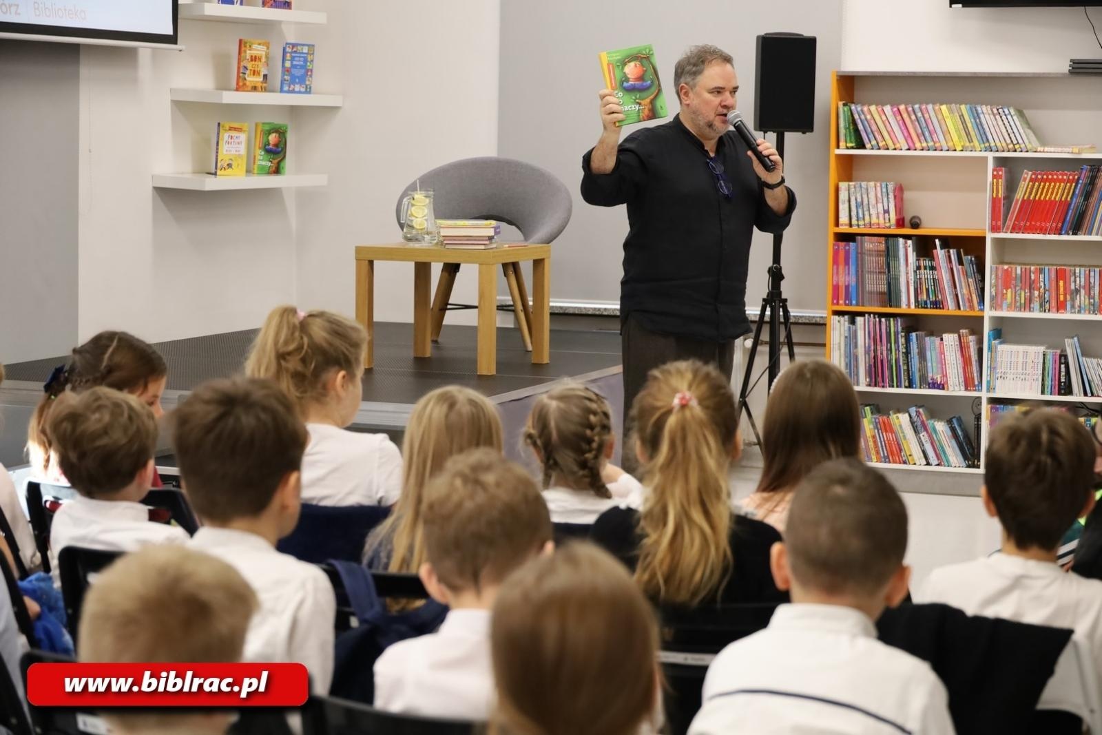 Zdjęcie w galerii na portalu naszraciborz.pl: Grzegorz Kasdepke oczarował młodych czytelników w bibliotece wiadomości z regionu